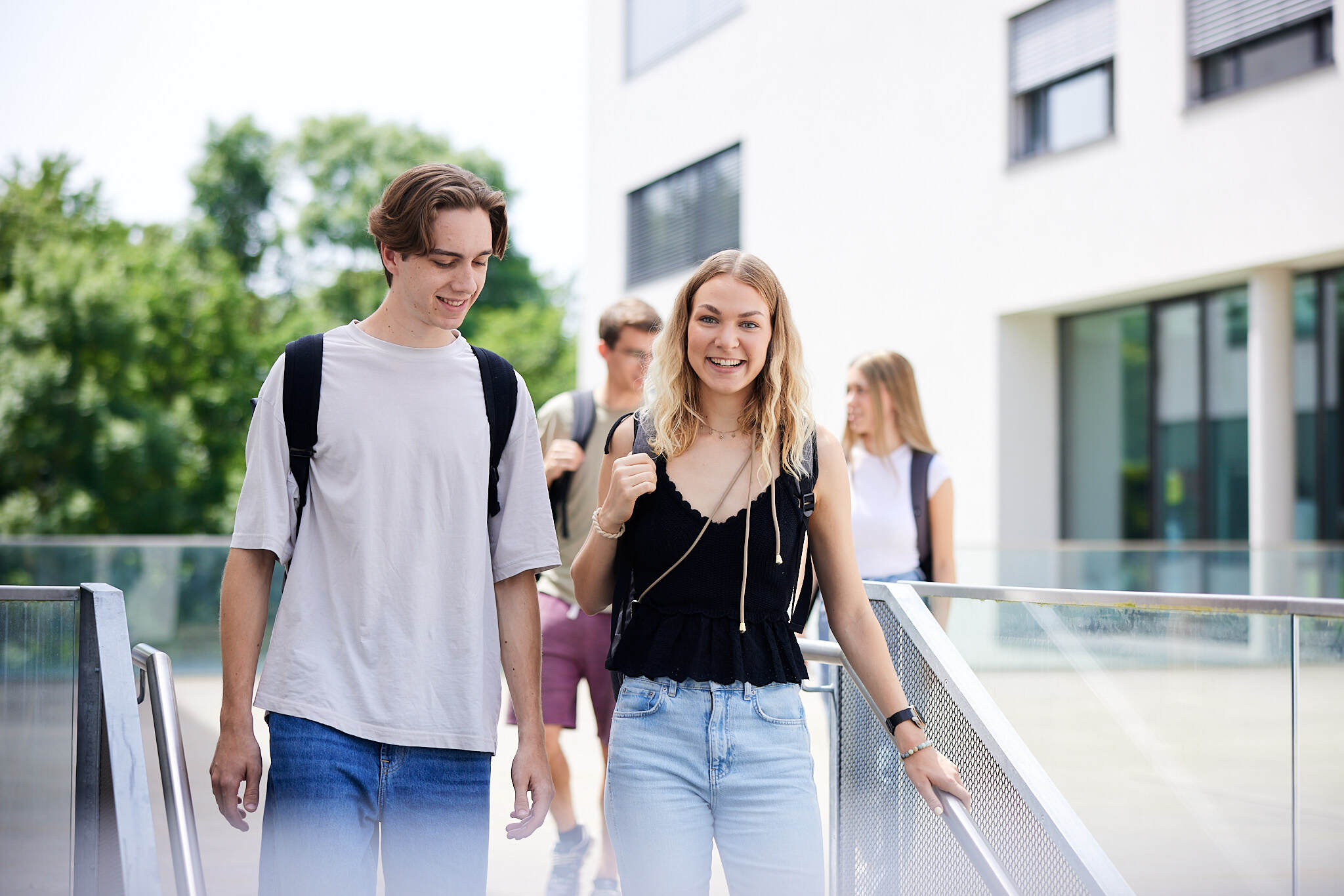 zwei junge Studenten gehen zusammen eine Stiege am Campus Hagenberg hinunter
