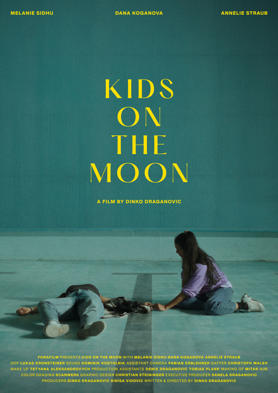 Buchcover von "Kids on the Moon"
Eine Frau liegt am Boden und eine andere hält ihr die Hand