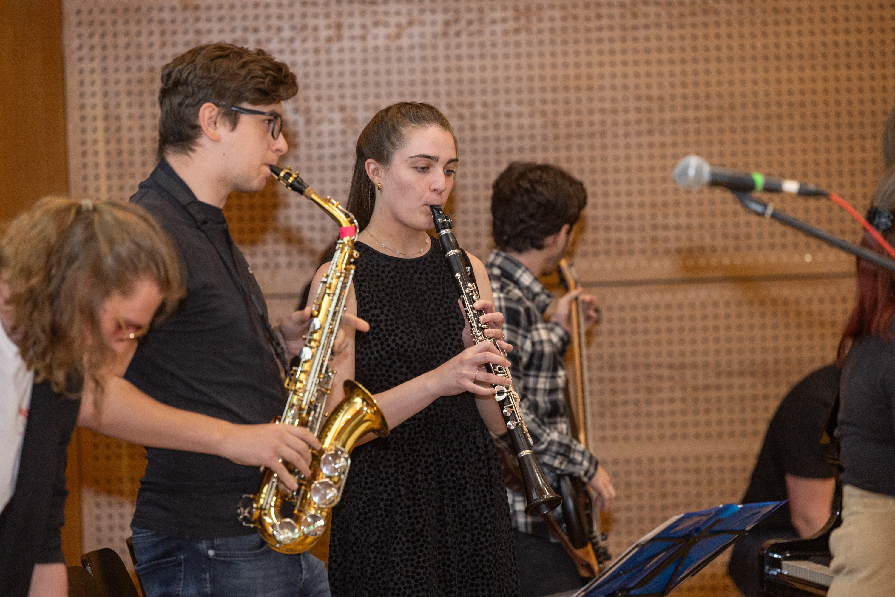 Musizierende Studentan auf der Bühne