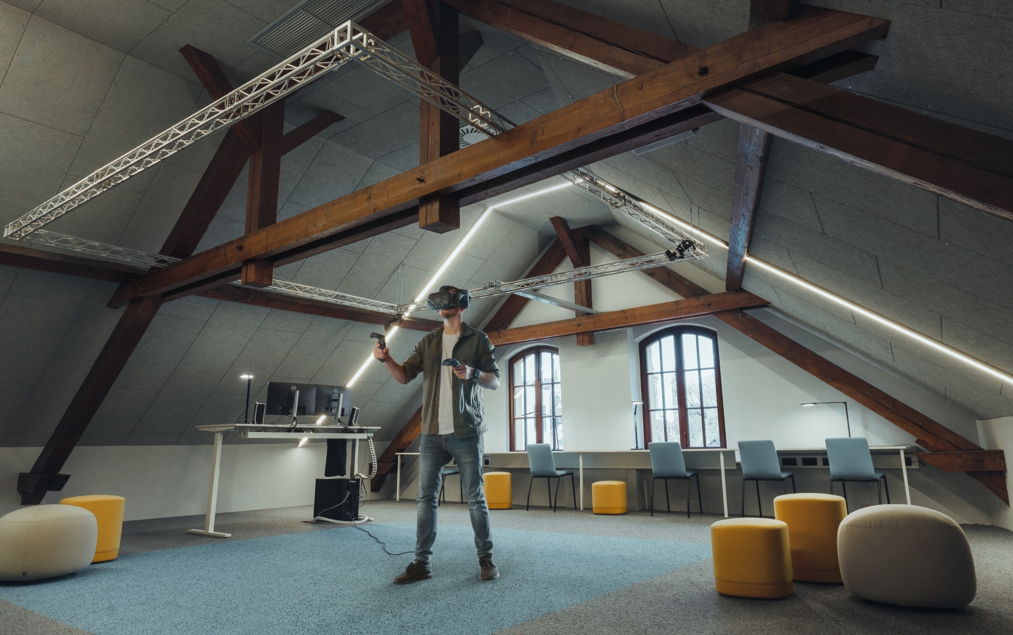 ein junger Mann im DigiSpace probiert die Virtual Reality Brille aus