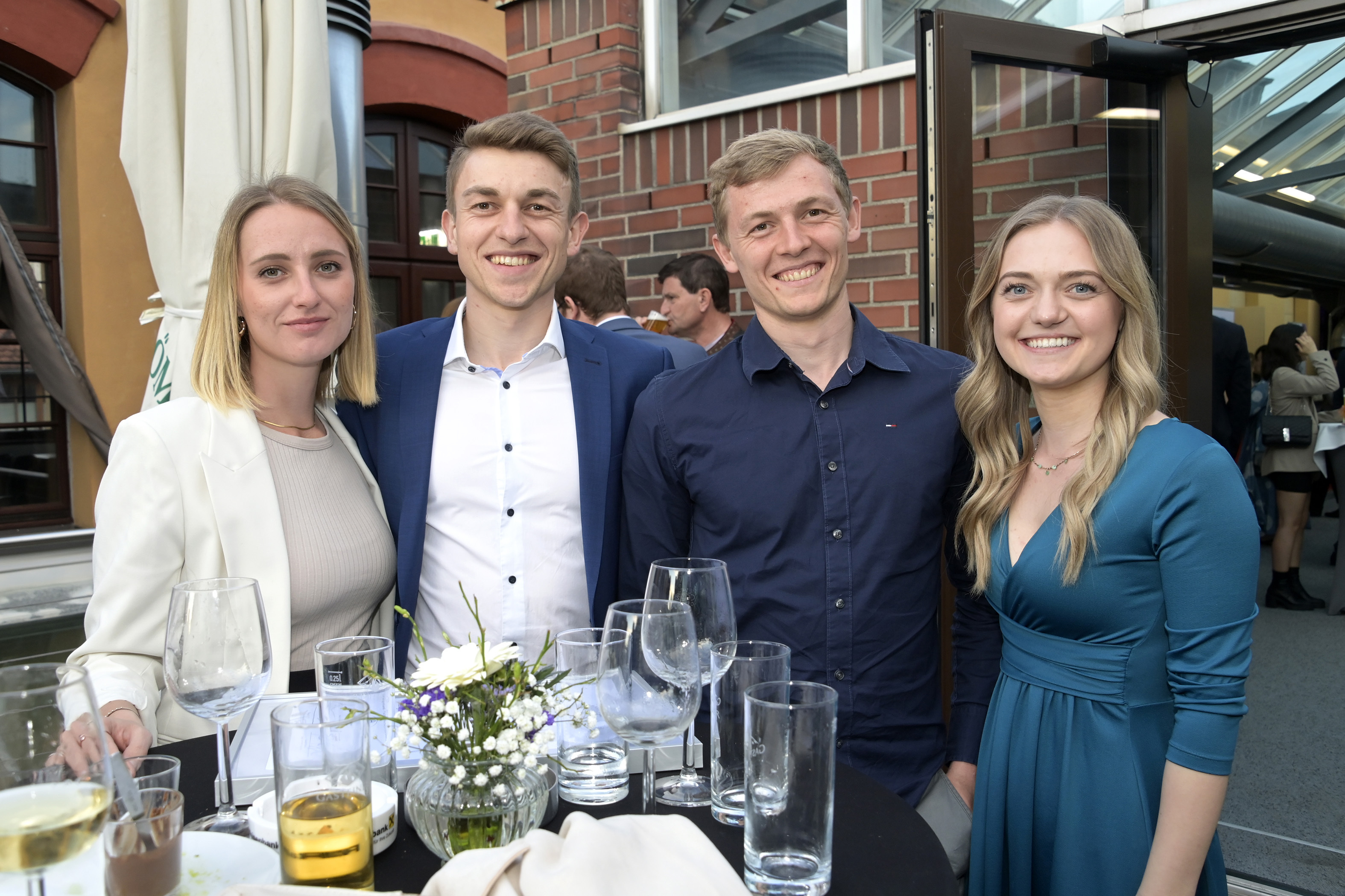 Links: Gruppenfoto der Award-Teilnehmer auf dem Balkon des DigiSpace