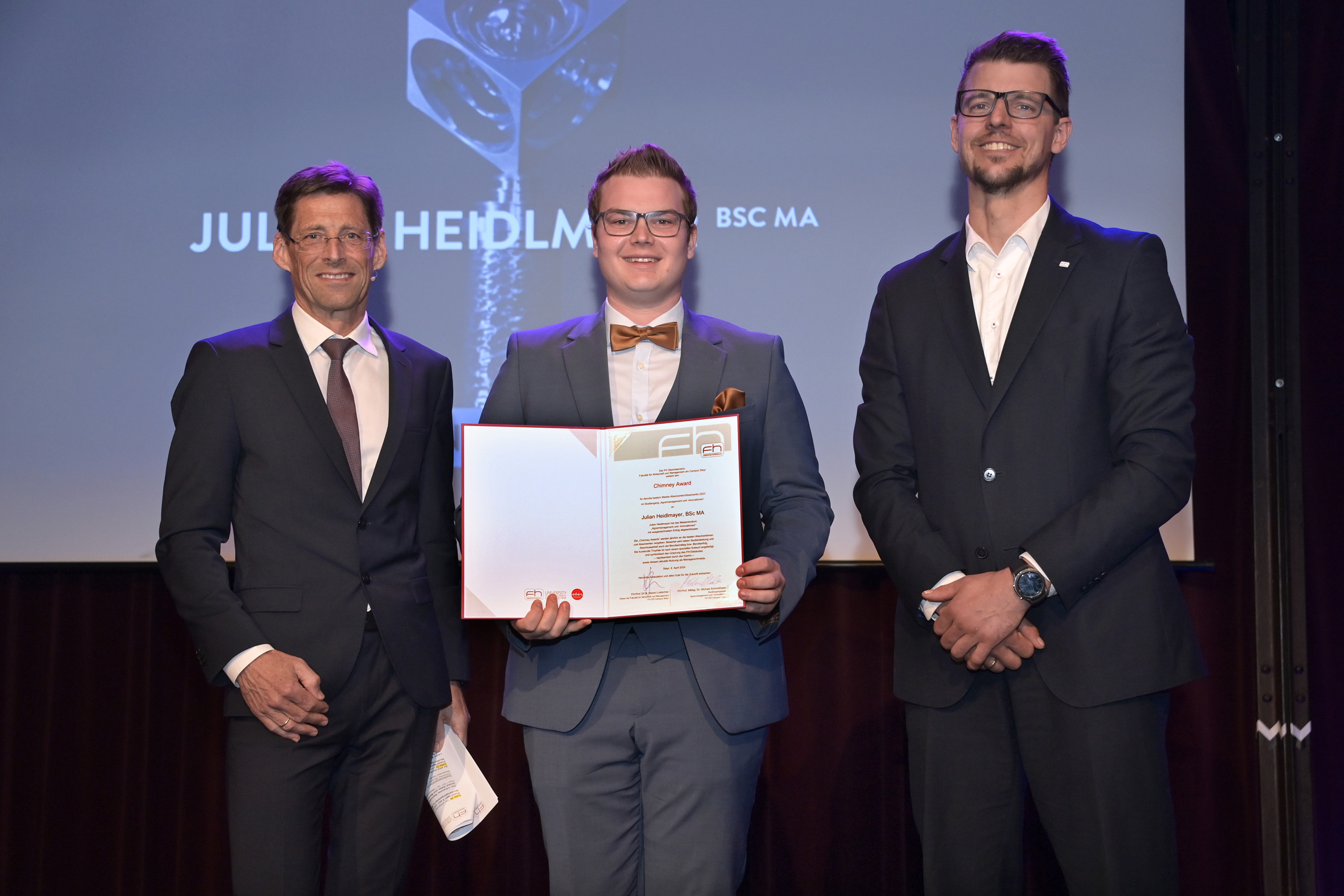 Gruppenfoto bei der Preisverleihung mit Julian Heidlmayer