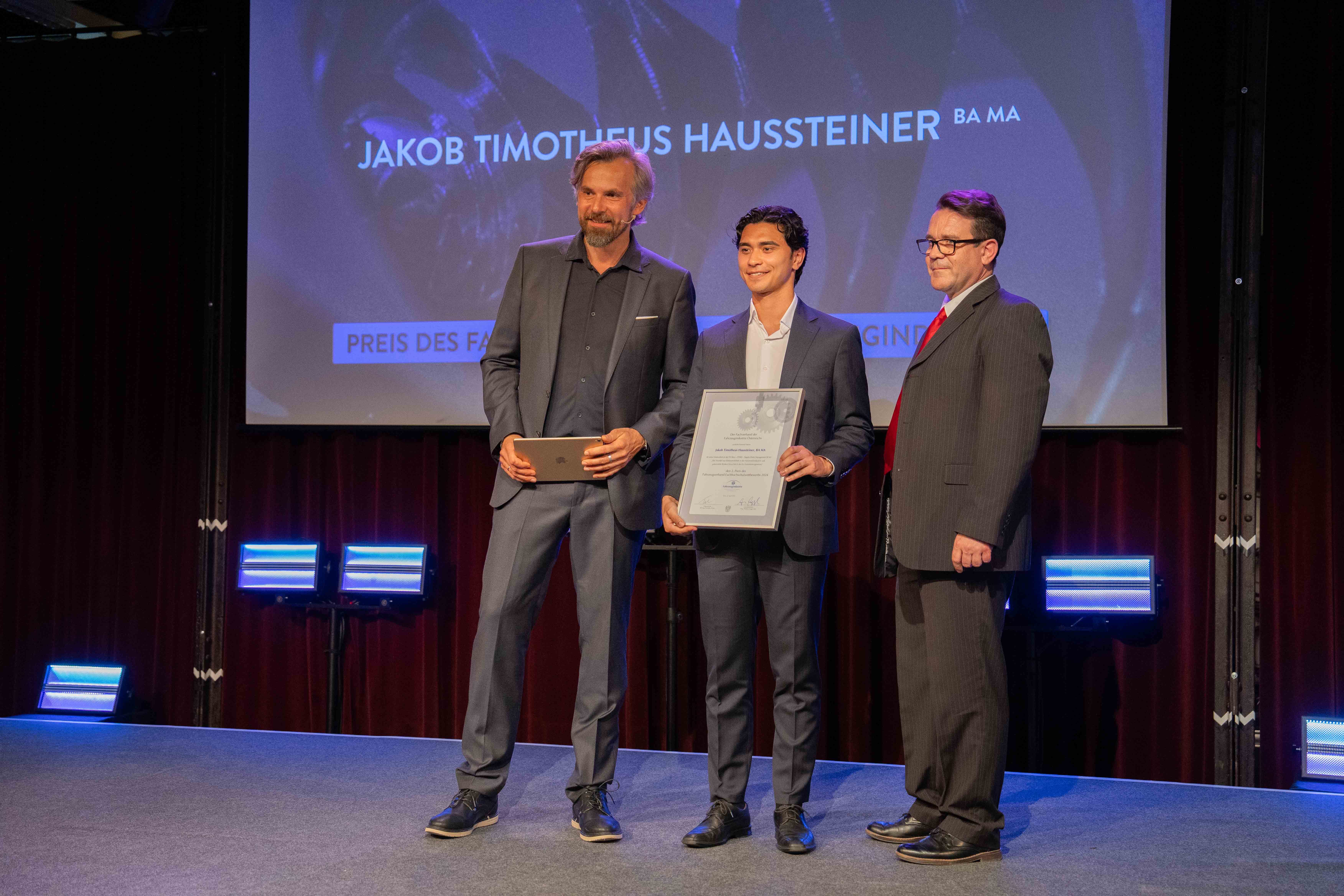 Übergabe Award-Urkunde auf der Bühne