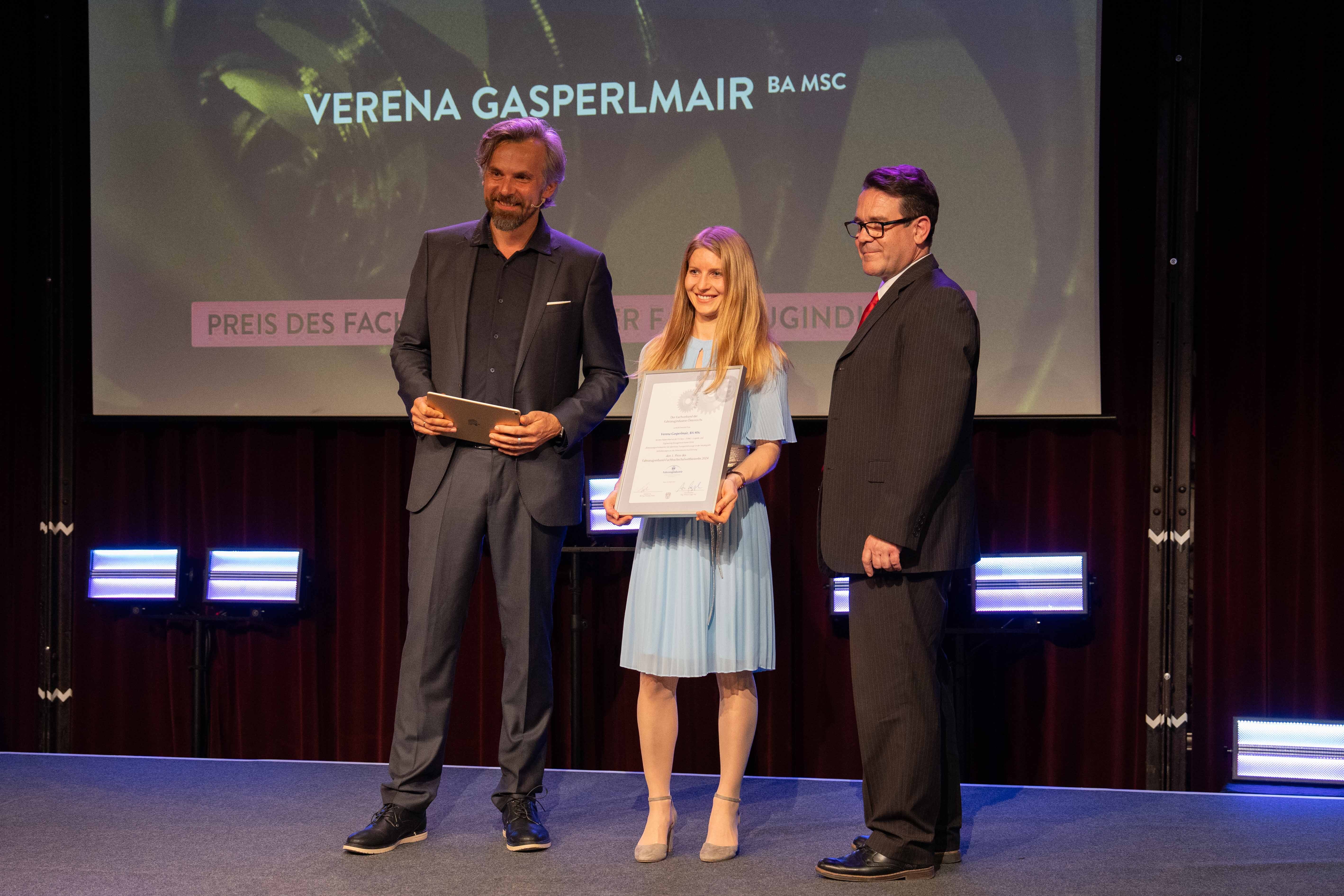 Übergabe Award-Urkunde auf der Bühne