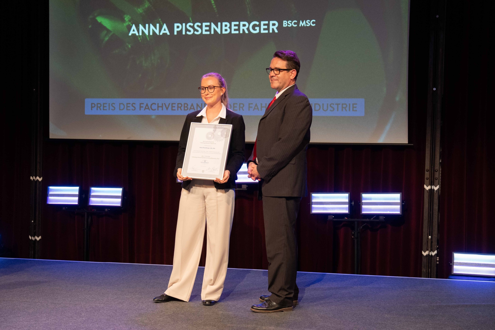 Award-Preisträgerin auf der Bühne