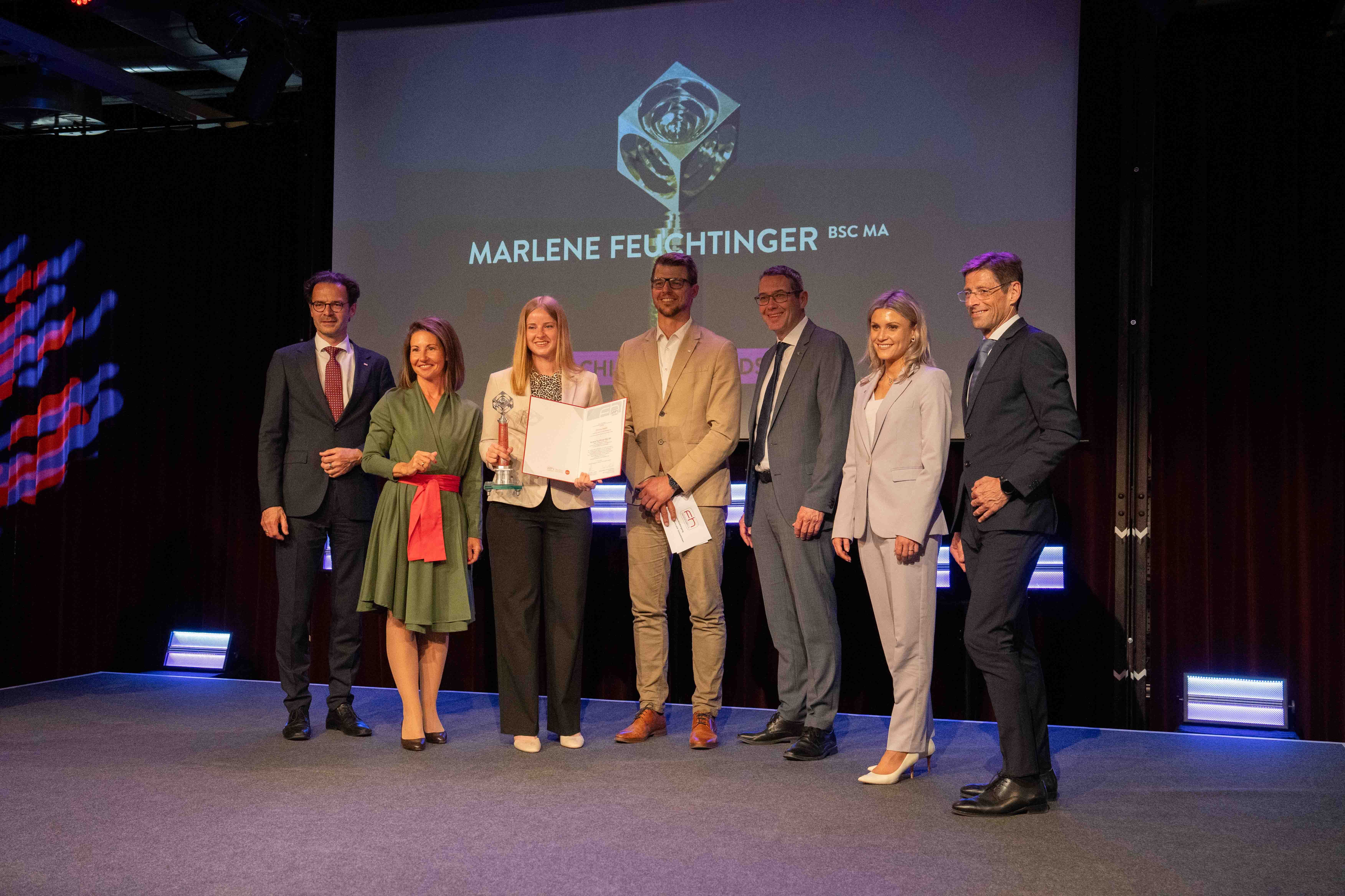 Gruppenfoto auf der Bühne bei der Übergabe eines Chimney-Awards