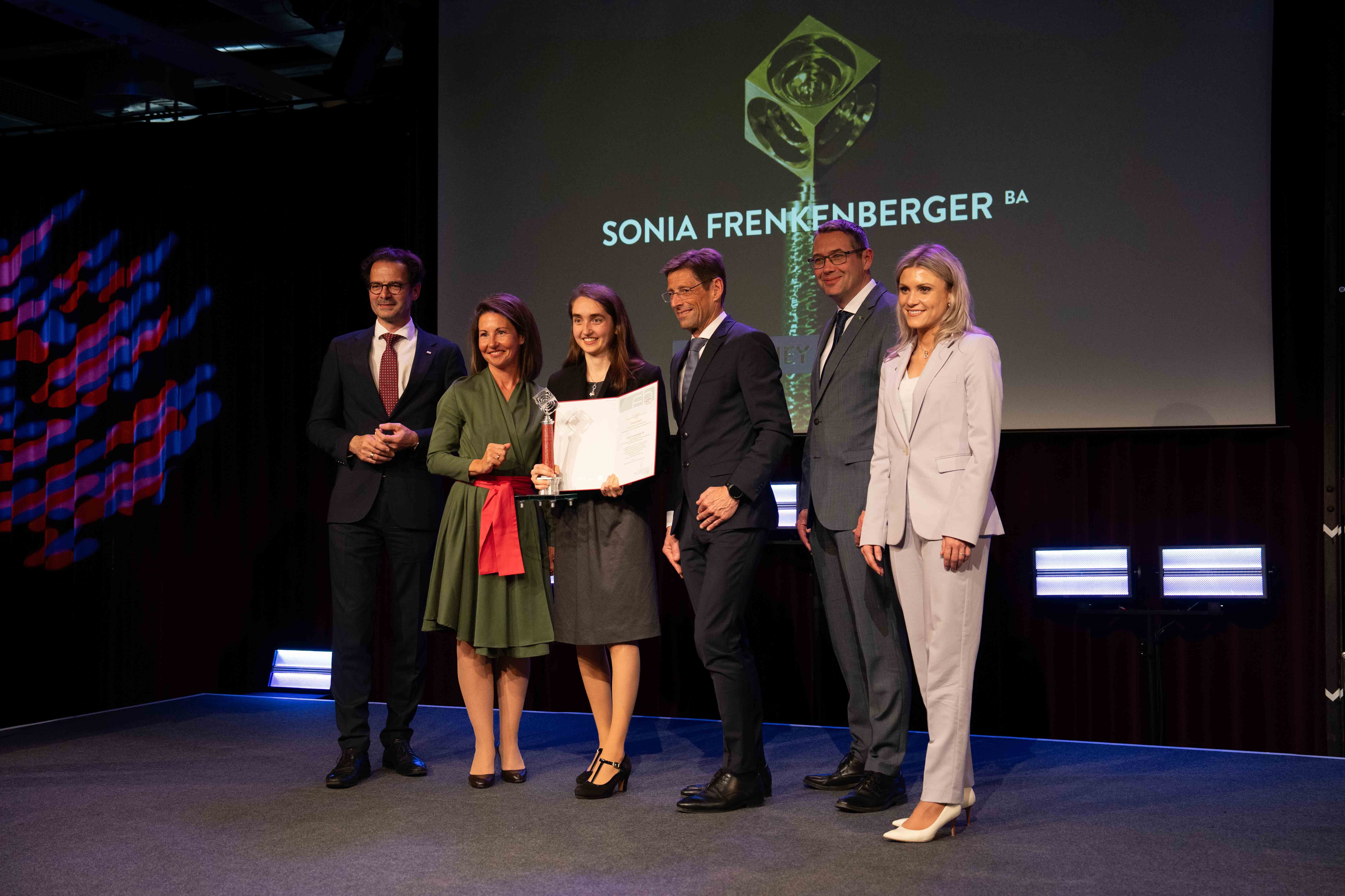 Gruppenfoto auf der Bühne bei der Übergabe des Chimney-Awards an Sonia Frenkenberger