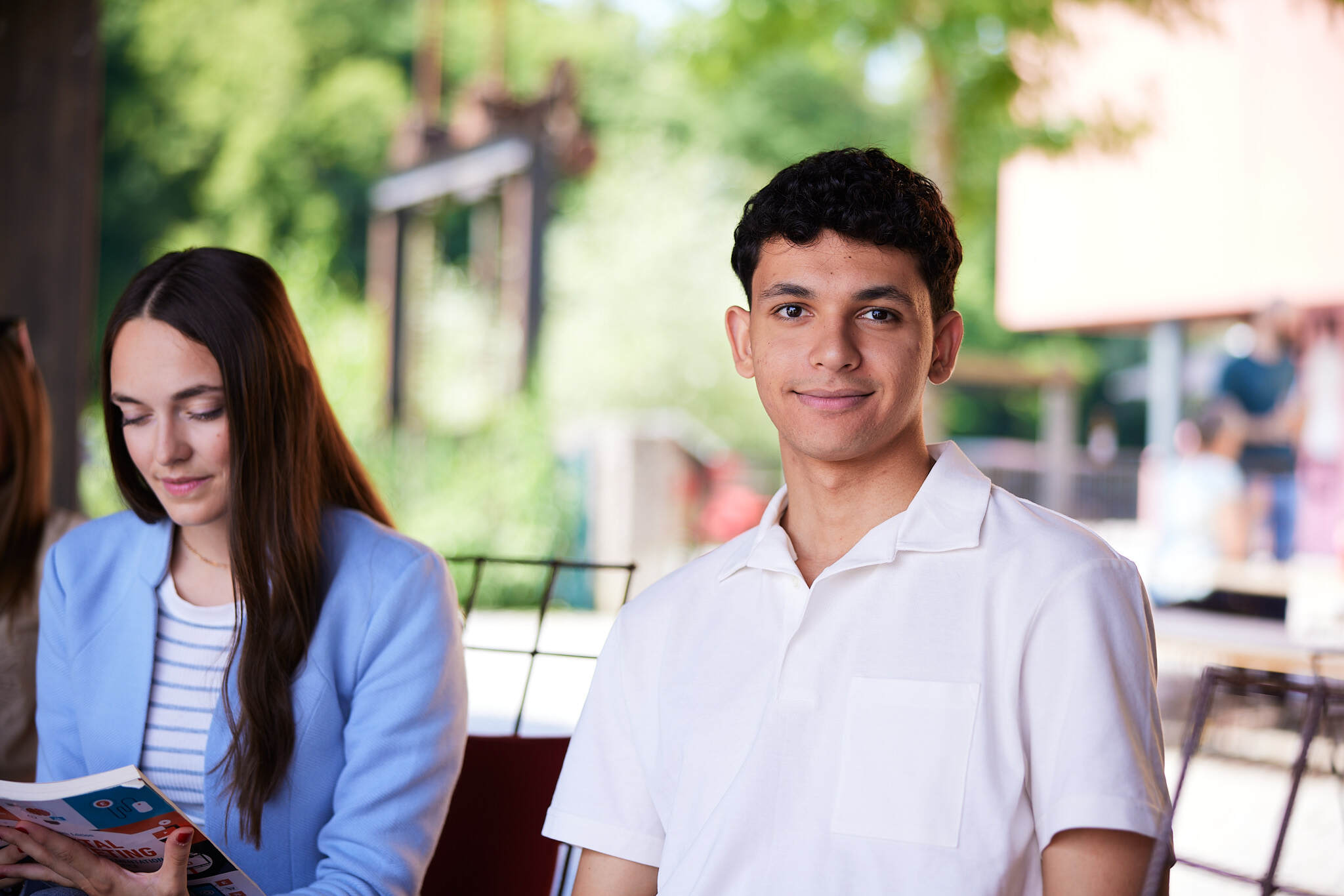 zwei Studenten sitzen in einem Outdoor-Bereich der FH Steyr