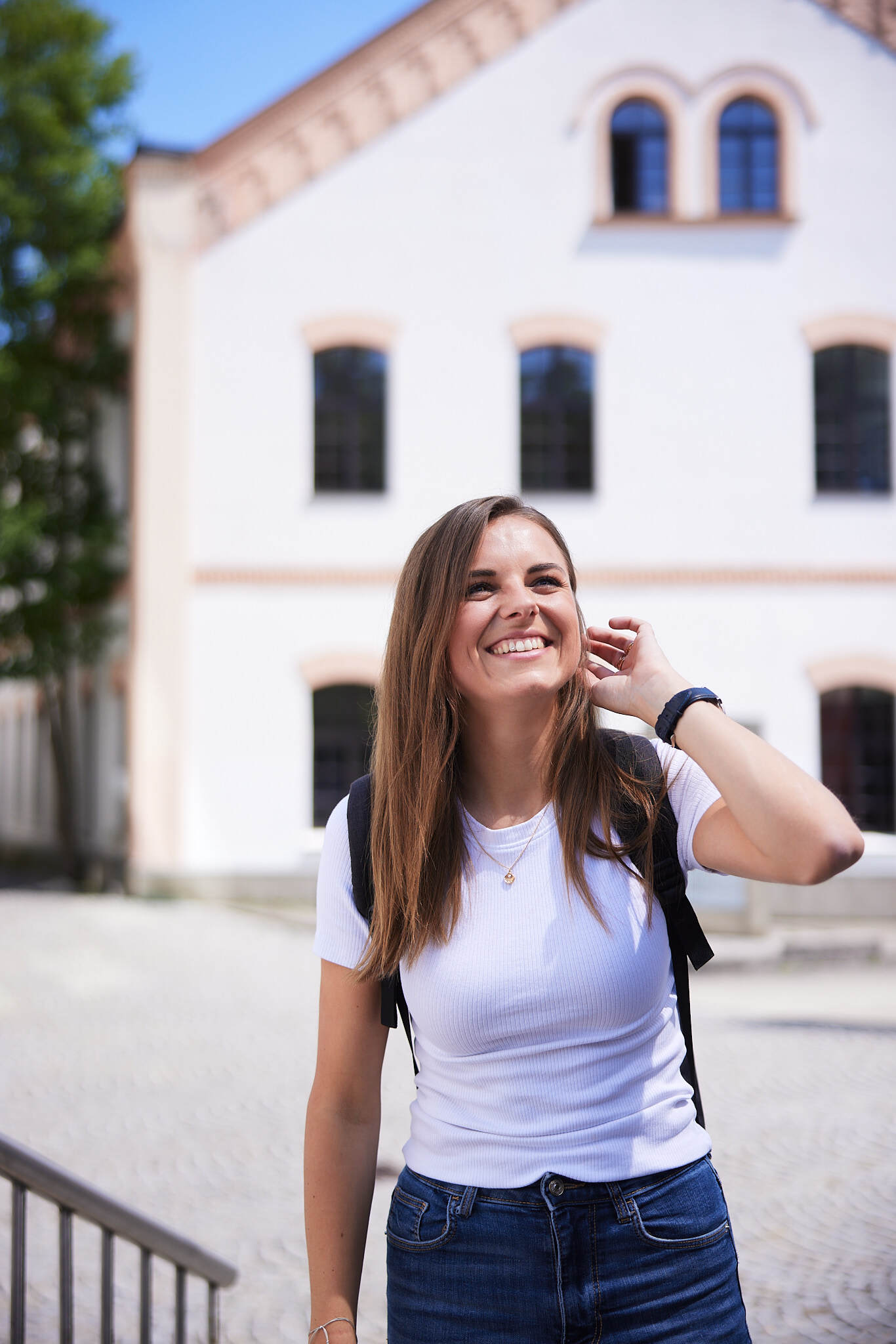 Eine junge Studentin wird komplett von vorne am Campus Steyr abgebildet
