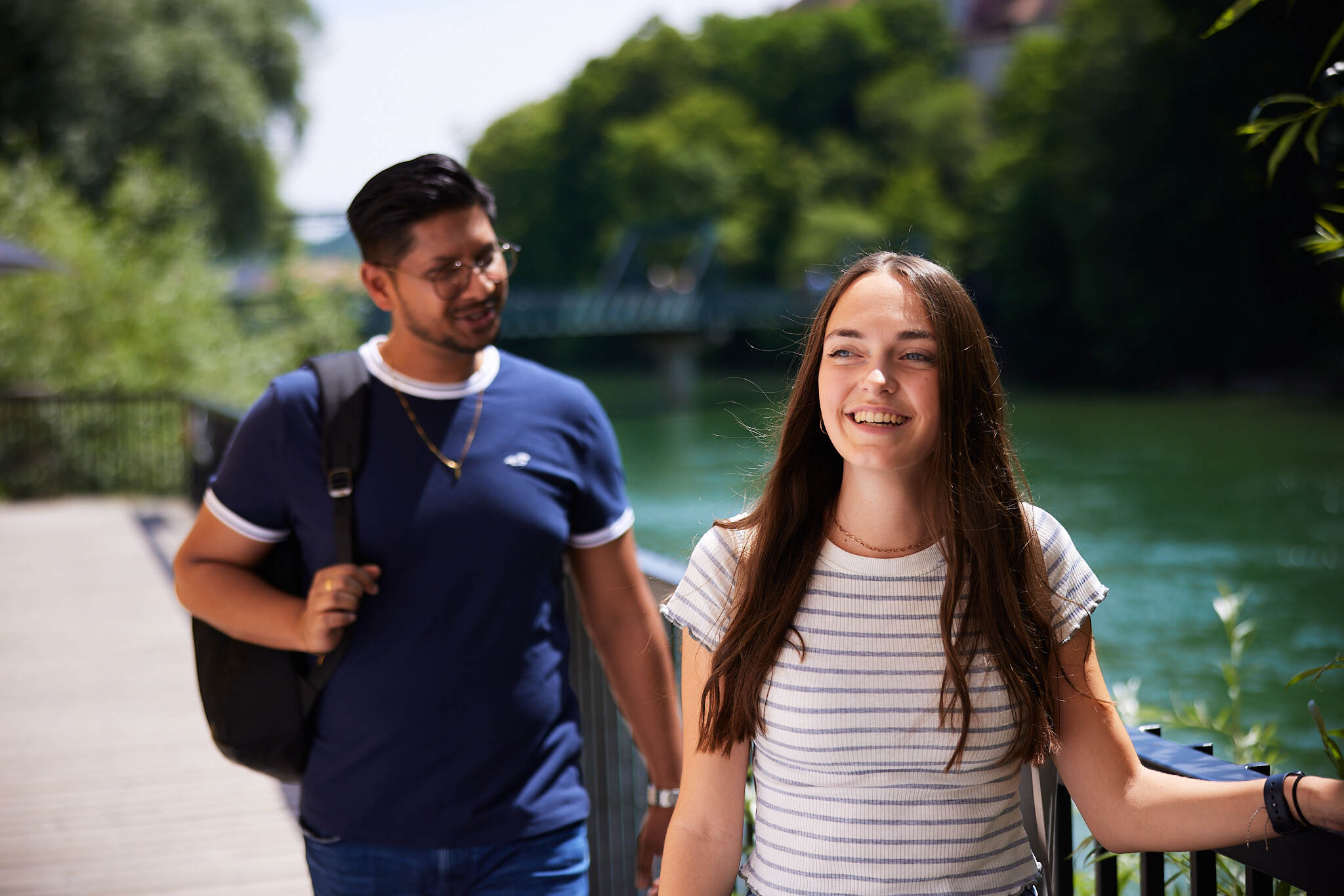 zwei Studenten stehen bei einem Geländer vor dem Fluss Steyr