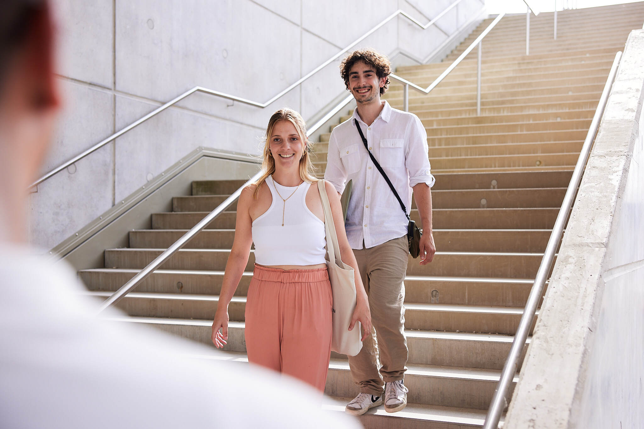 zwei Studenten gehen eine Treppe am Campus Steyr hinunter