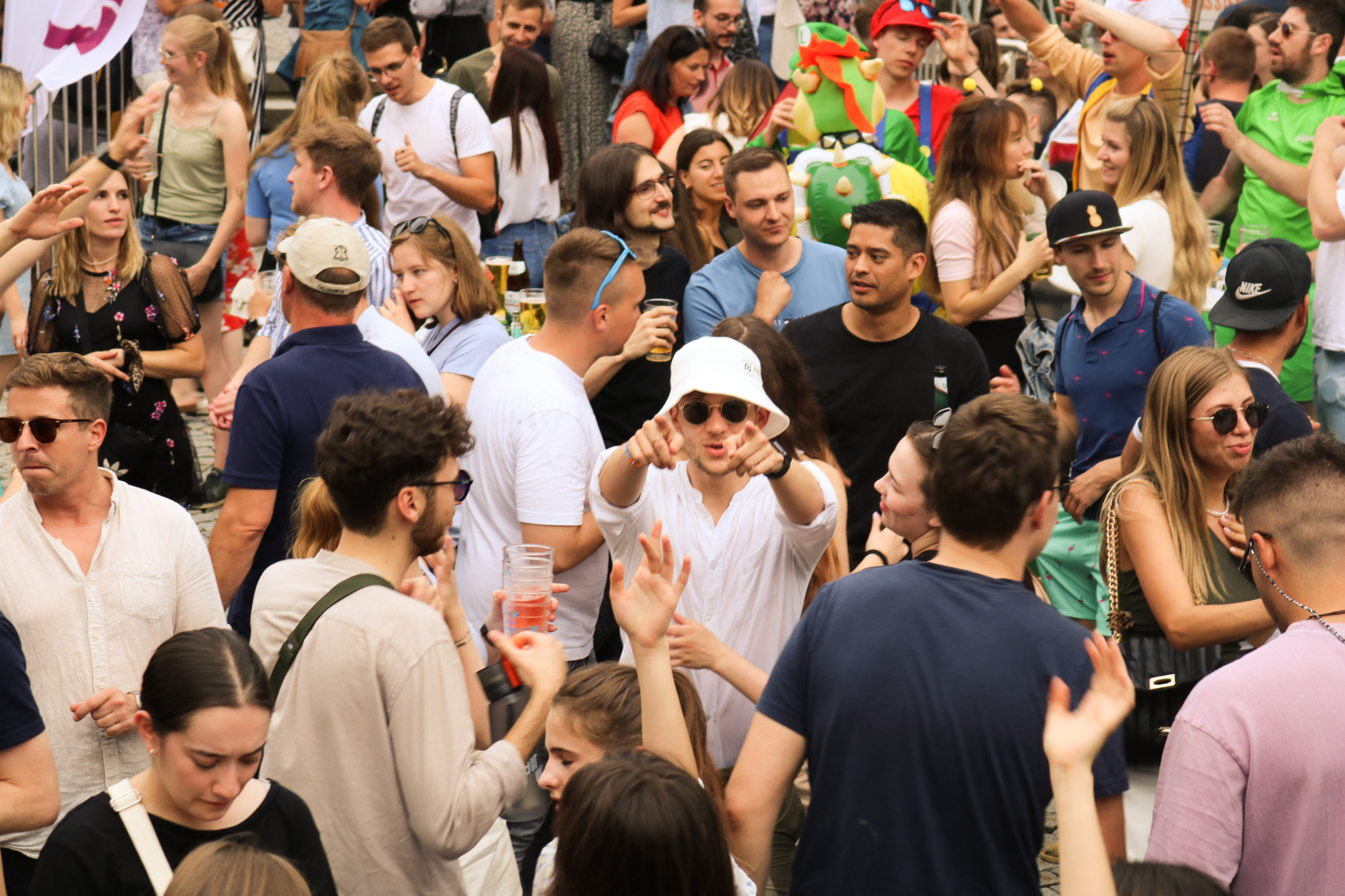 Foto vieler Studenten bei der Boatmania Party 2022