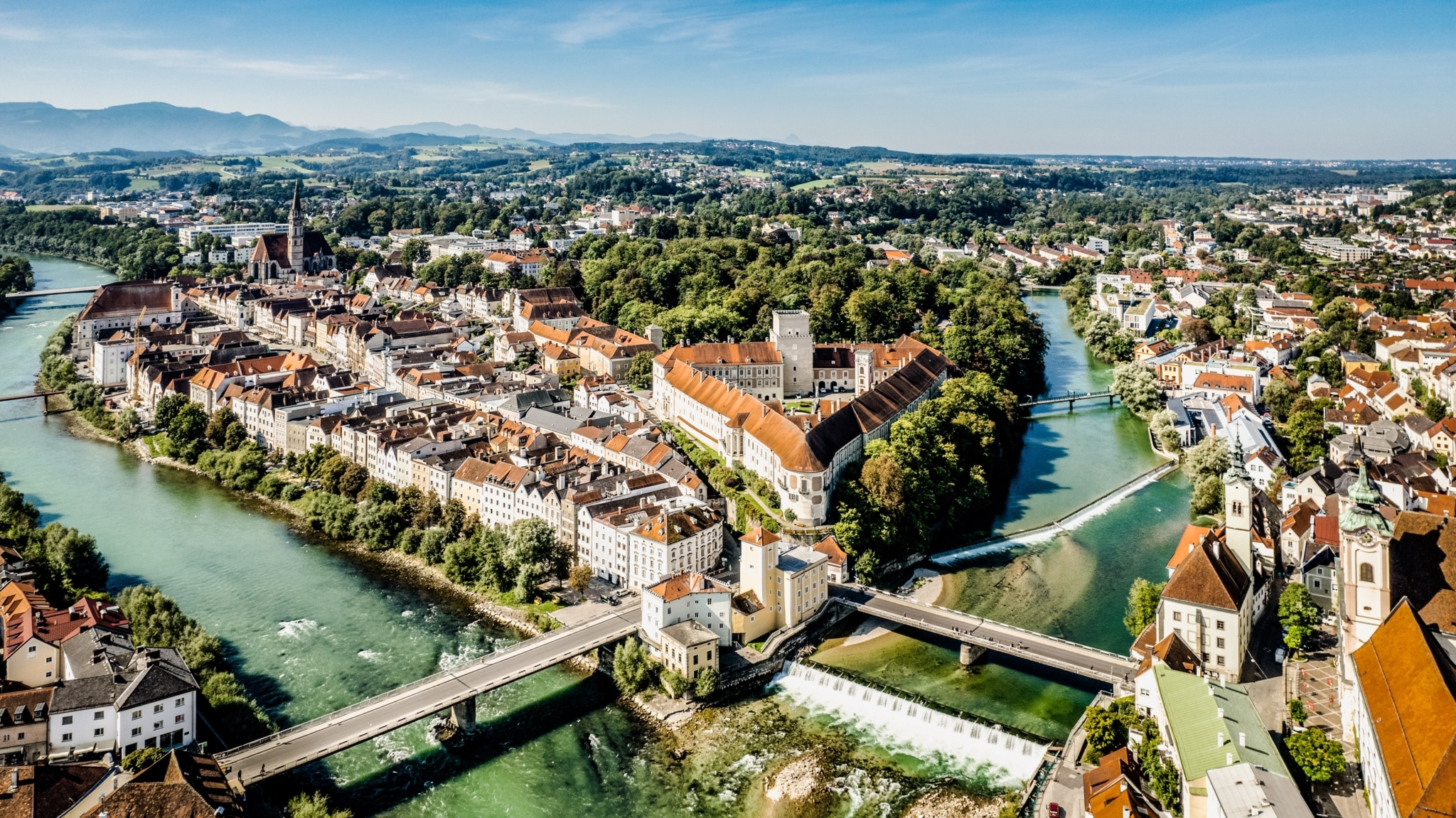 Luftaufnahme von Steyr, Oberösterreich, mit Blick auf den Zusammenfluss der Flüsse Enns und Steyr.