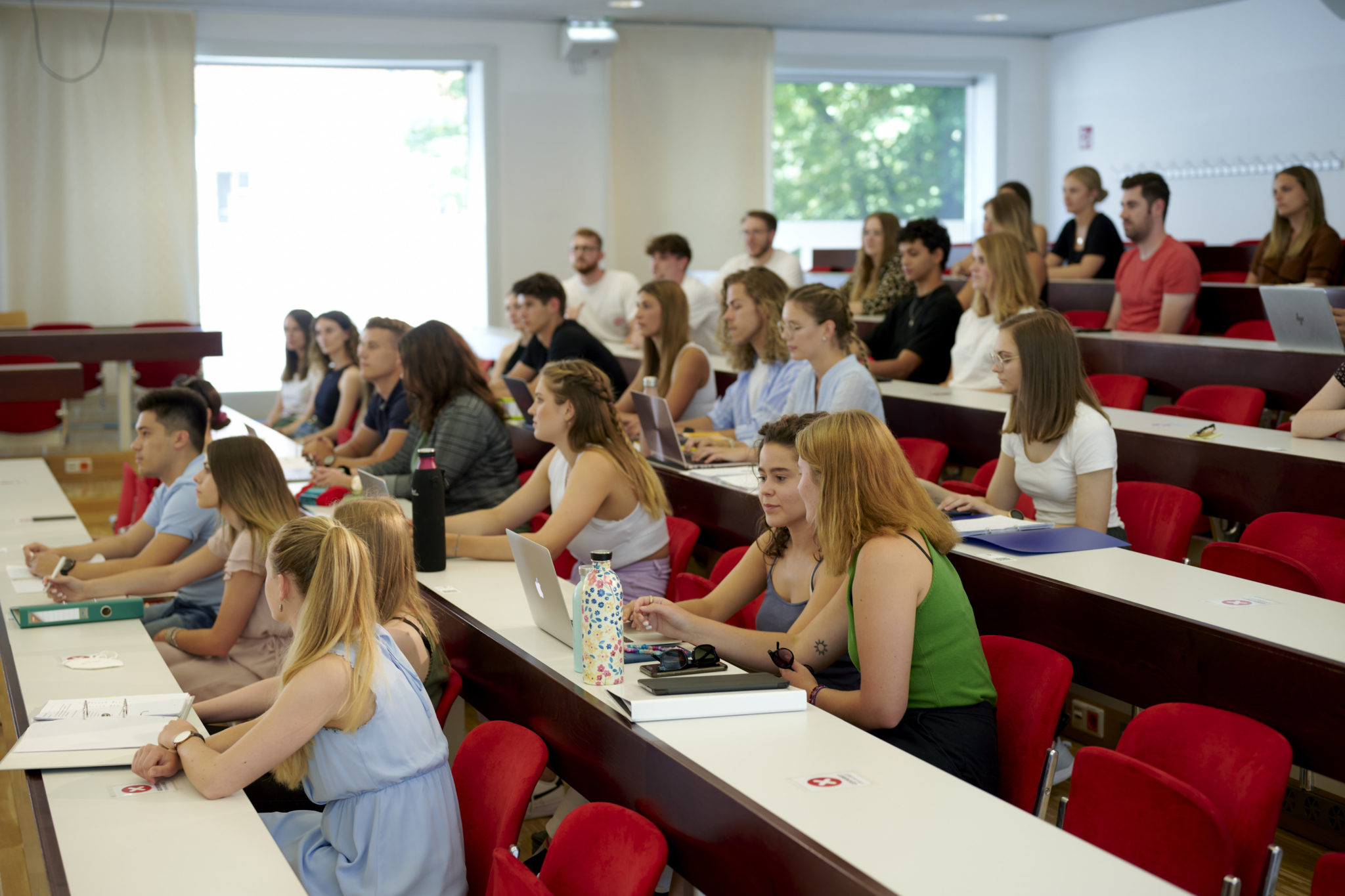 Studierende im Hörsaal SKF der FH Oberösterreich am Campus Steyr bei einer Vorlesung.
