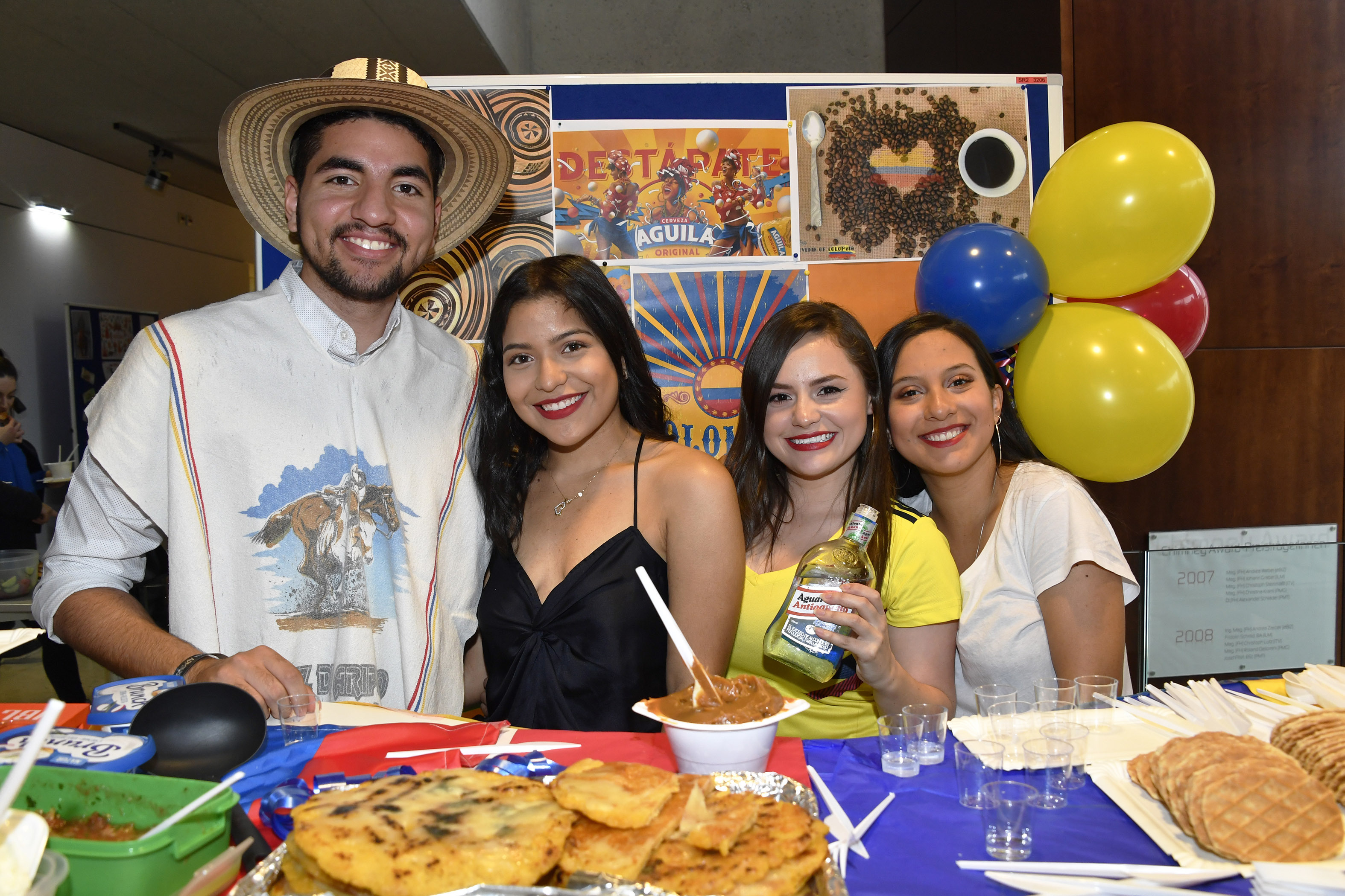 Exchange students present their stand at the International Fair on the Campus Steyr of the FH Upper Austria