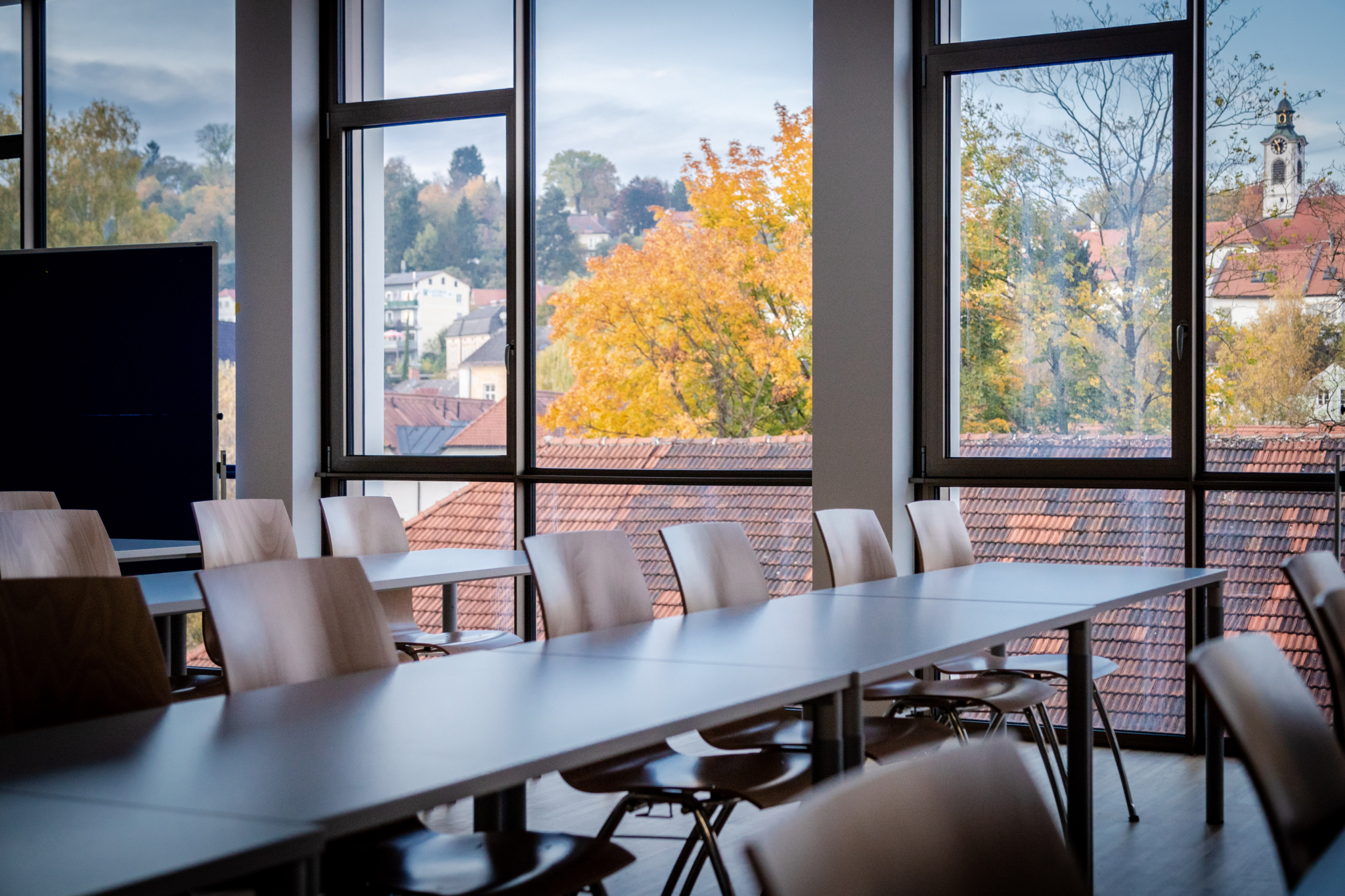 Innenaufnahme eines Seminarraums im FH3-Gebäude am Campus Steyr