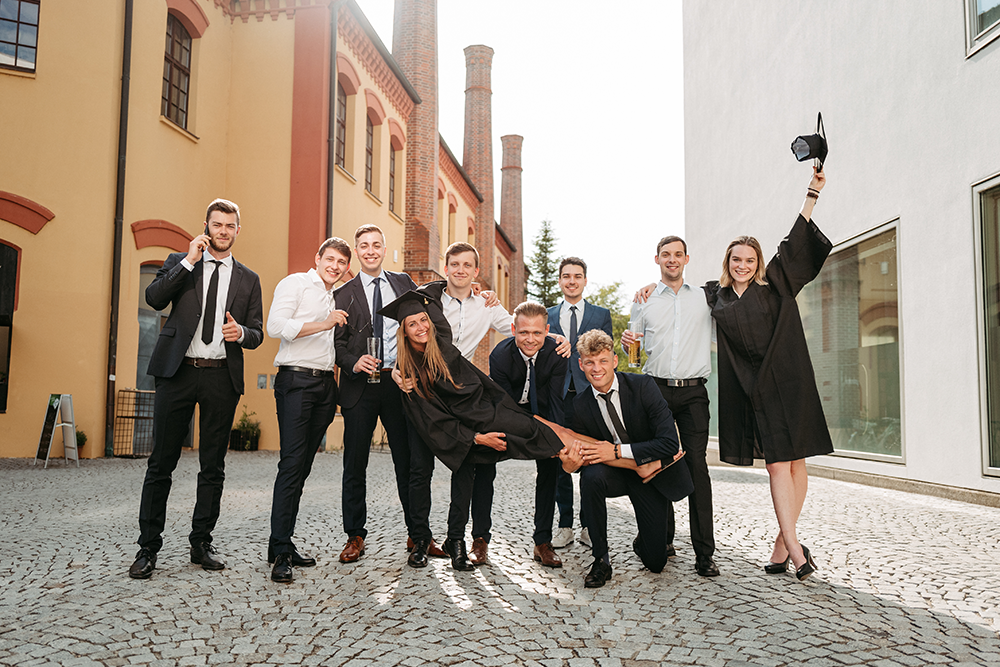 Foto von Absolventinnen und Absolventen des Logistik-Studiengangs