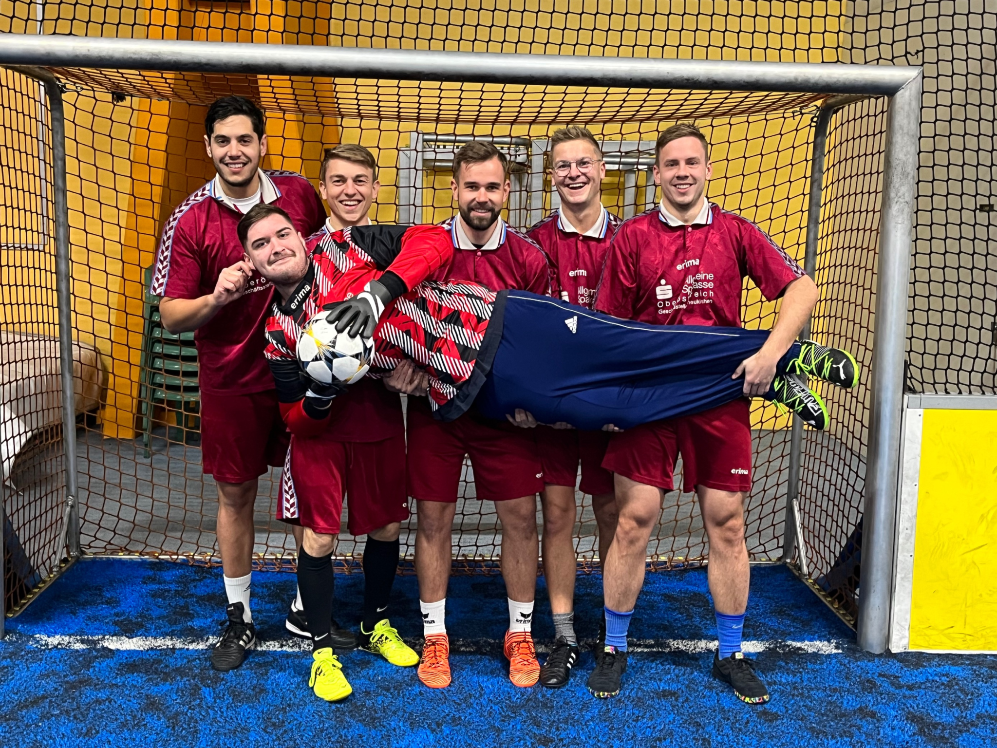Foto von einigen Studierenden, die im Fußballtor stehen