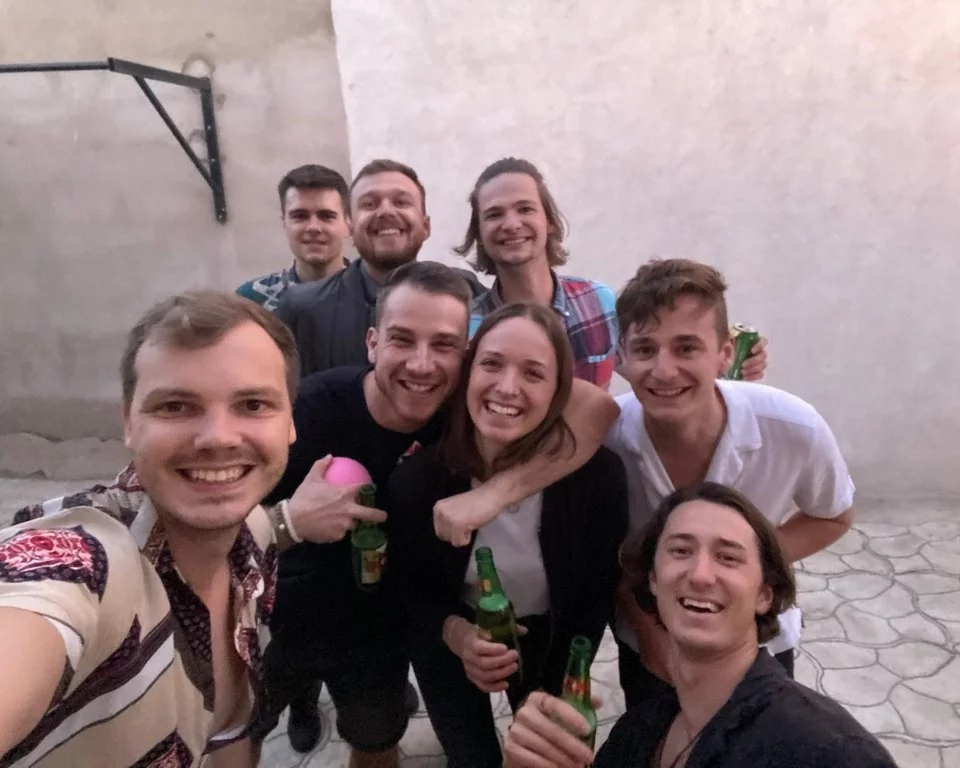 Selfie einer fröhlichen Gruppe junger Menschen, die in die Kamera lächeln