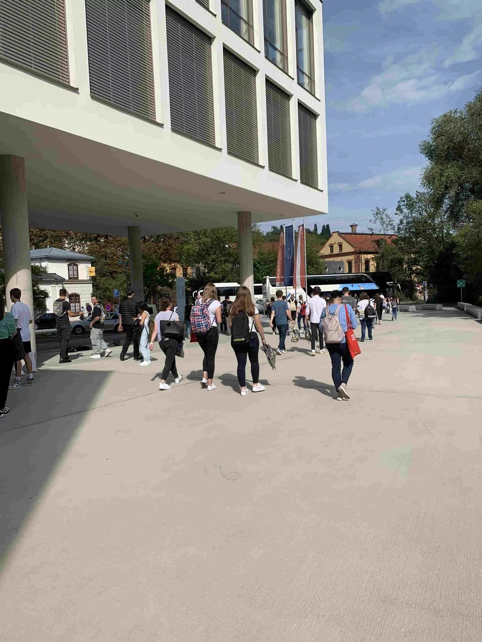 Schulgruppe auf dem Weg vom FH3-Gebäude zum FH2 auf dem Campus Steyr.