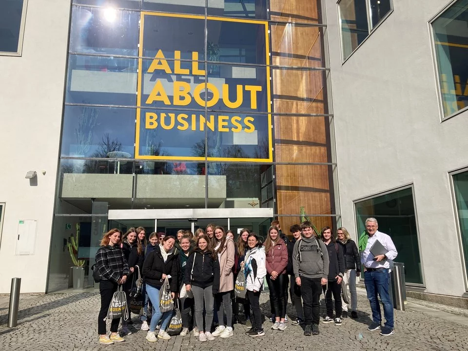 Foto einer Schulgruppe vor dem FH2 Gebäude am Campus Steyr