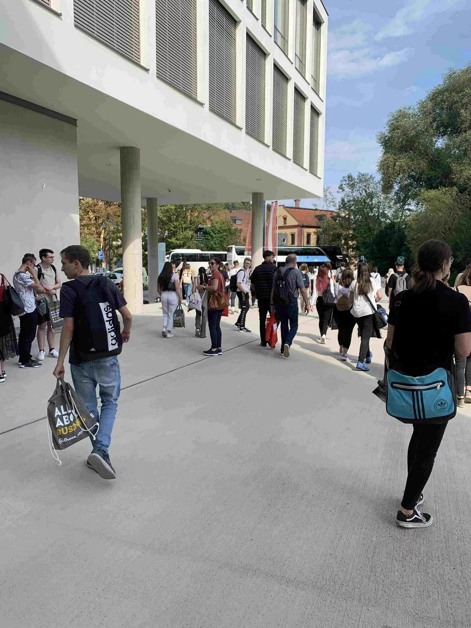 Schulgruppe auf dem Weg vom FH3-Gebäude zum FH2 auf dem Campus Steyr.