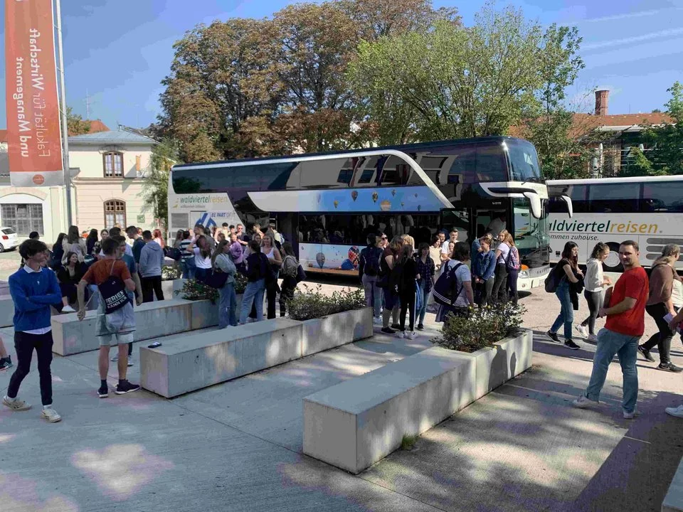 Foto von der Anreise mit dem Bus von Besucherinnen und Besuchern zum Campus Steyr
