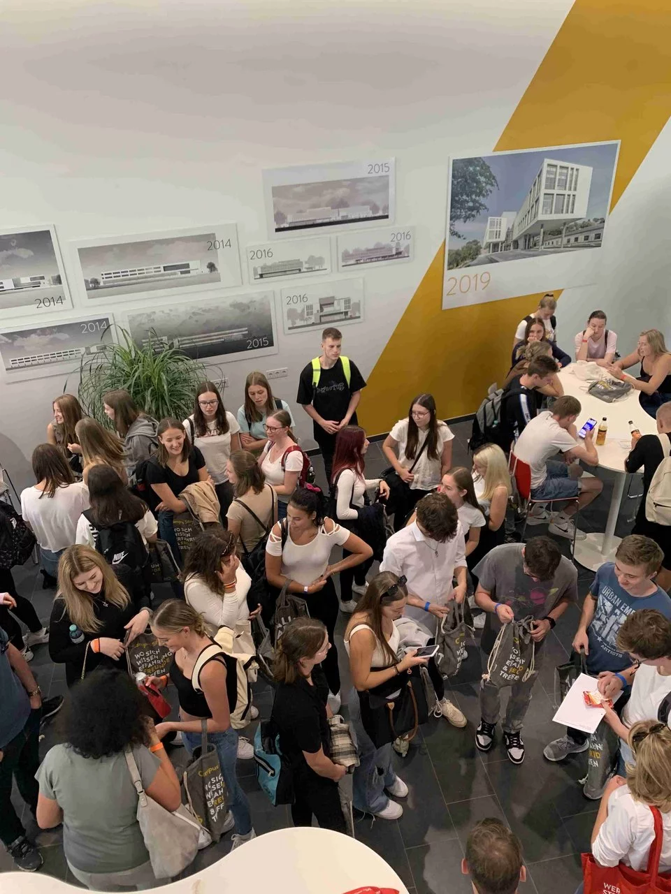 Eine Gruppe von Schüler beim Schulbesuch von oben fotografiert