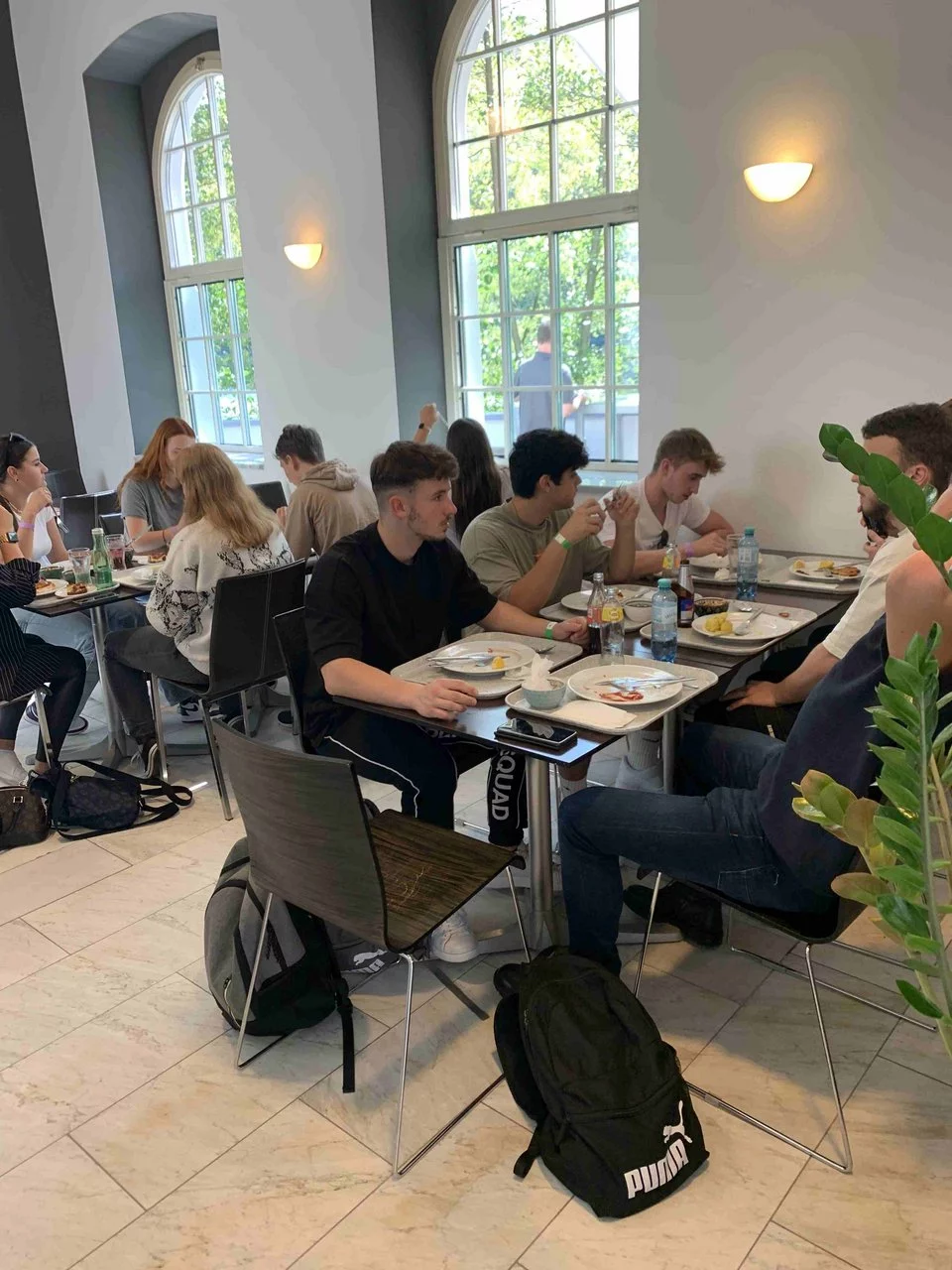 Personen in der Mensa am Campus Steyr während des Mittagessens