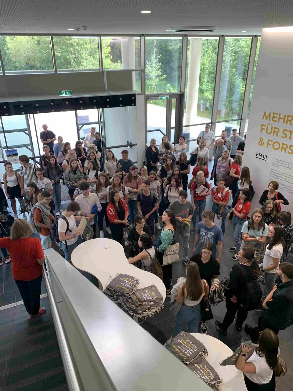 Schulgruppe im Erdgeschoss der FH3 während ihres Besuchs auf dem Campus