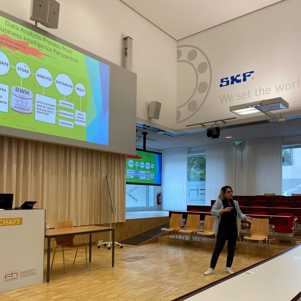 Foto einer Vortragenden im Hörsaal SKF am Campus Steyr
