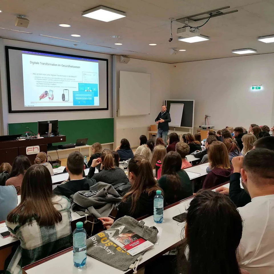 Gruppenbesuch am Campus Steyr – Schülerinnen und Schüler hören einem Vortrag zu