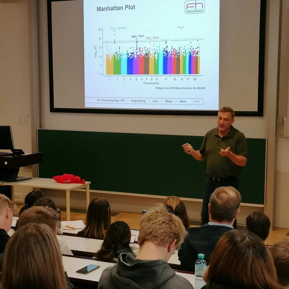 Ein Mann beim Halten eines Vortrags, aufgenommen während einer Präsentation.