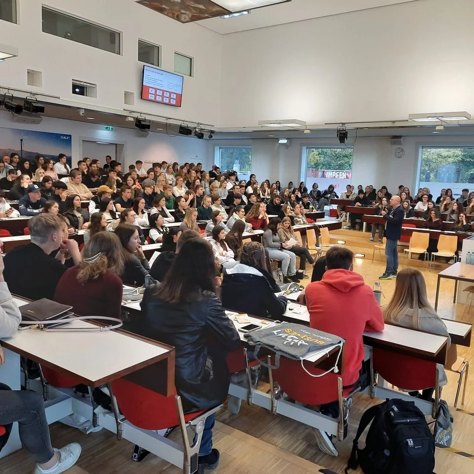 Foto einer Besuchergruppe im Hörsaal SKF am Campus Steyr, die einem Vortrag zuhört
