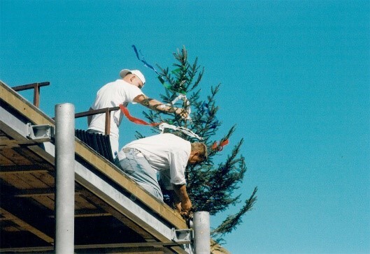 Tannenbaum wird am Dach aufgestellt