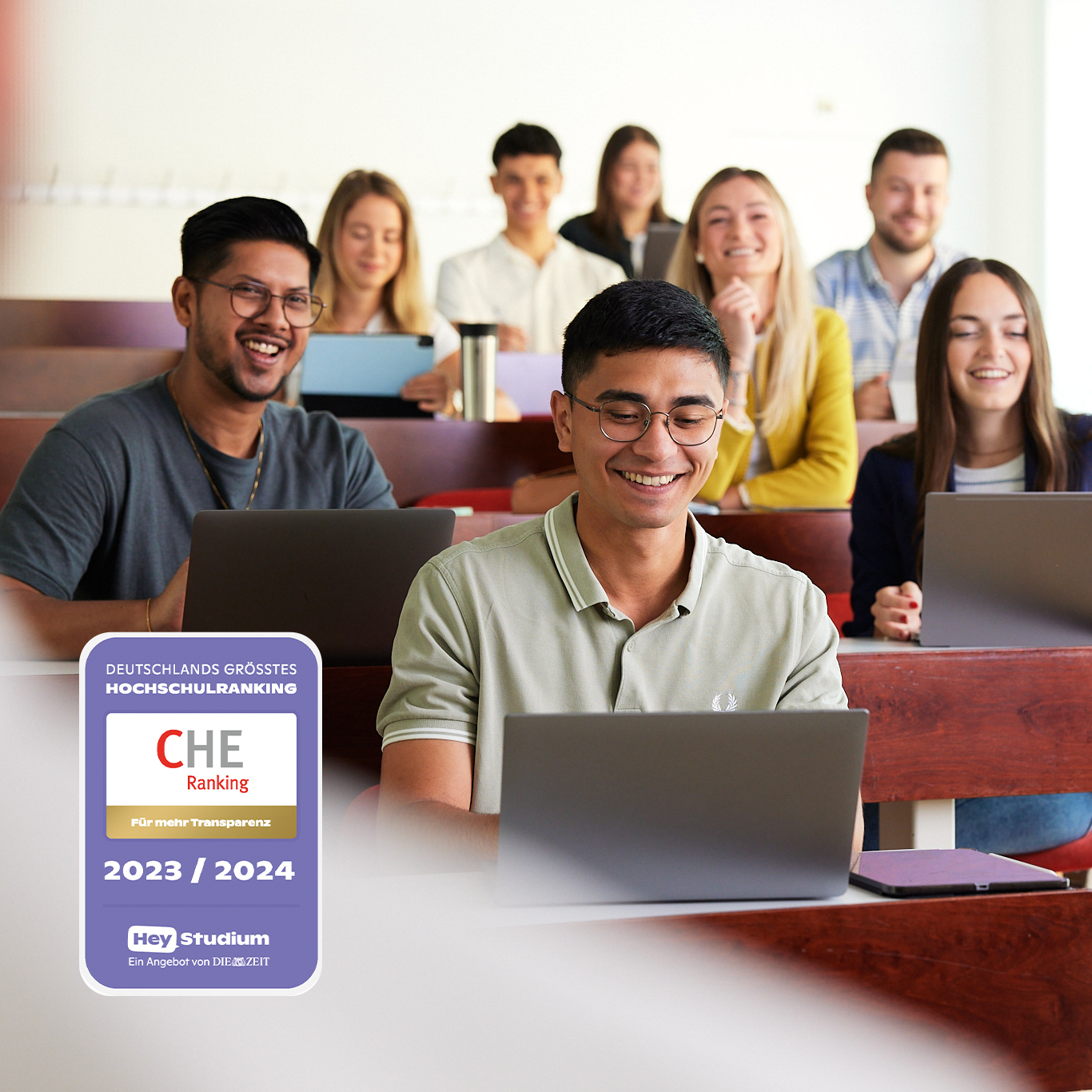 Eine Gruppe junger Studierender sitzt mit Laptops in einem Hörsaal am Campus Steyr der Fachhochschule Oberösterreich