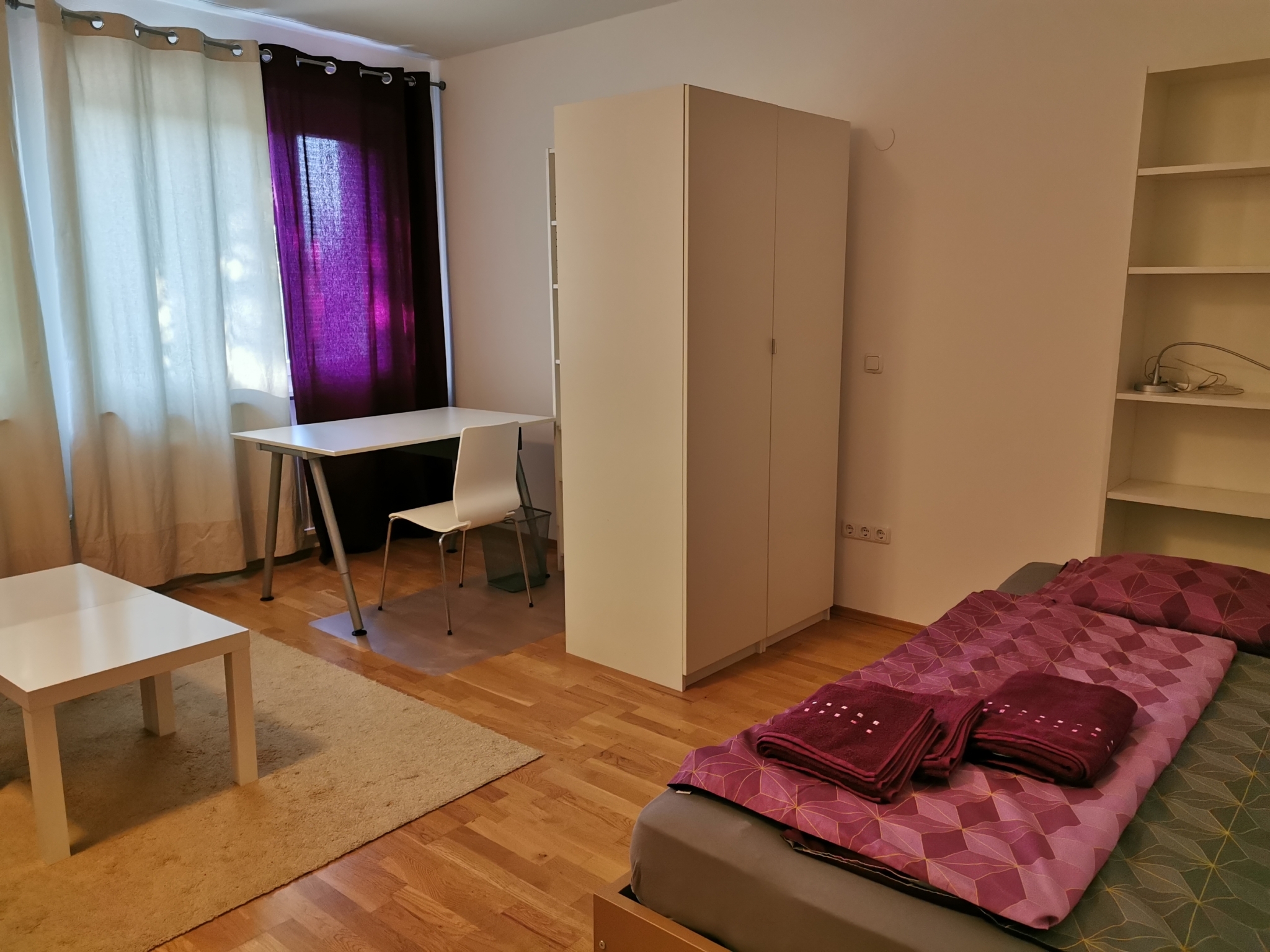 WG-Zimmer mit Bett, Schrank und Schreibtisch