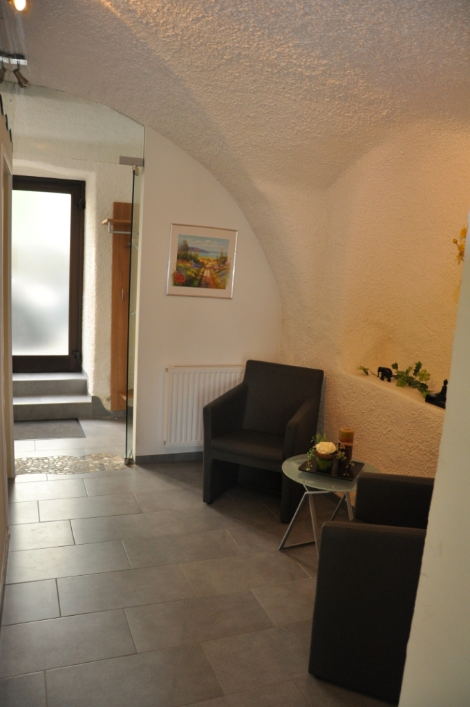 Innenbereich Wohnung mit zwei Stühlen und Tisch