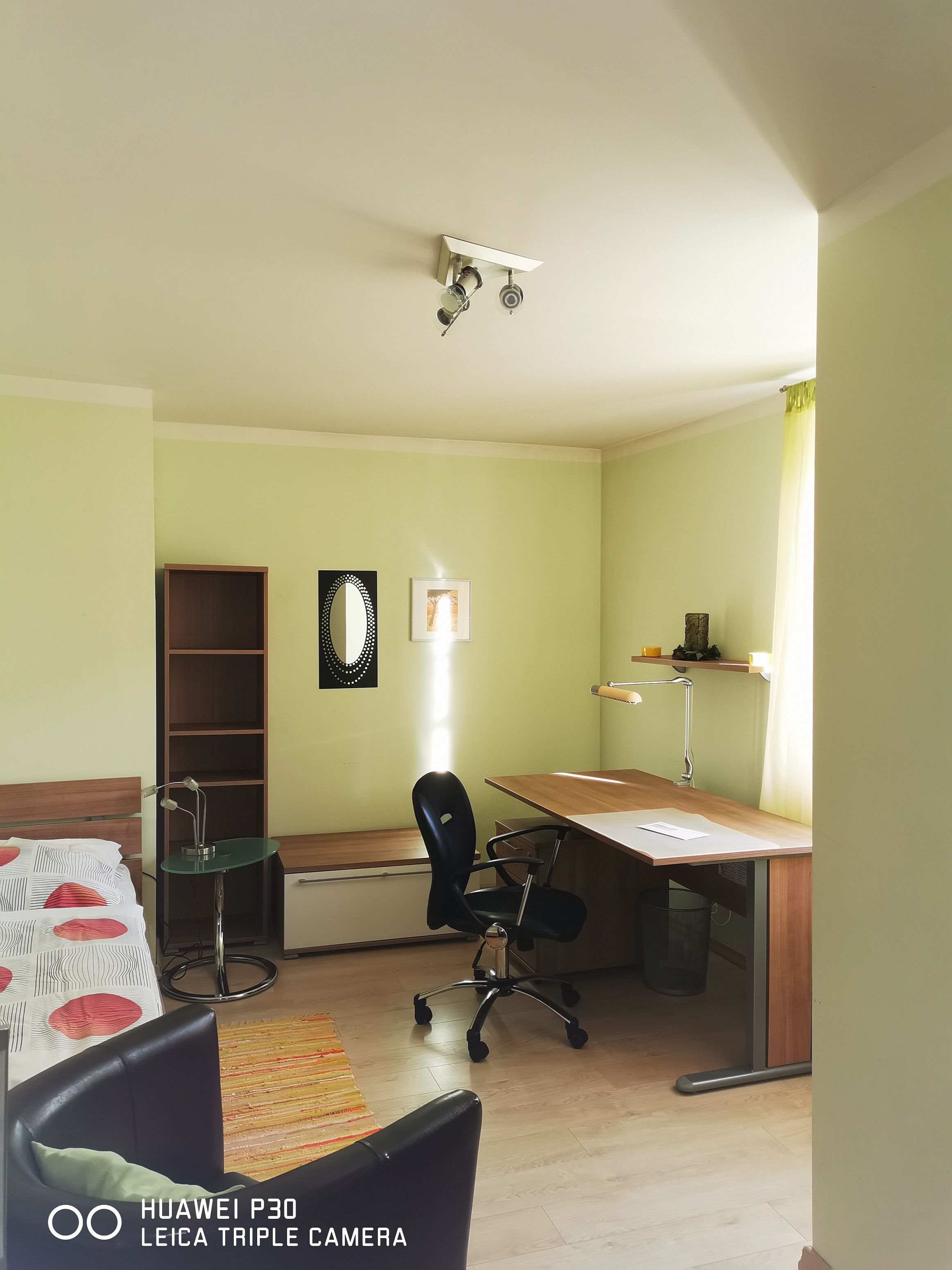 Möbelliertes Studentenzimmer mit Bett, Kleiderschrank und Schreibtisch