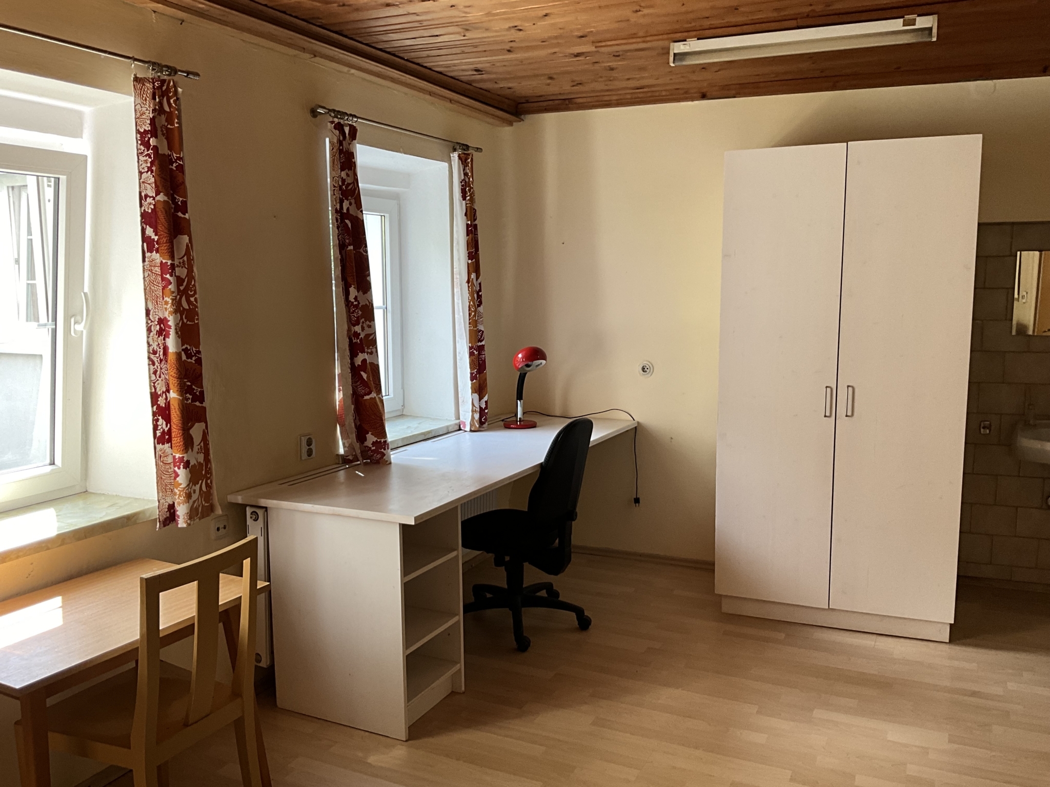 Innenansicht des Studentenzimmers mit Blick auf Schreibtische und Schrank