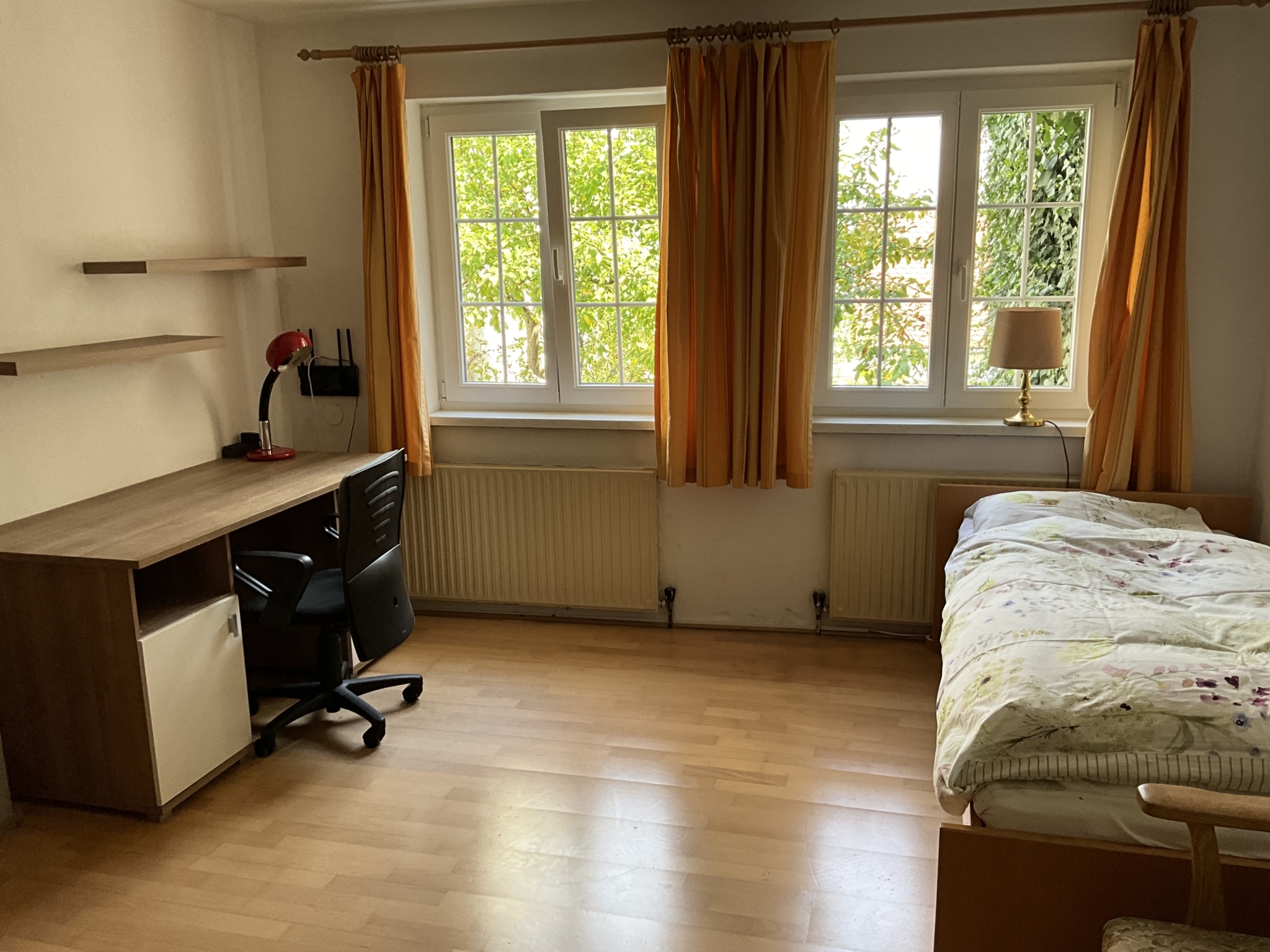 WG Zimmer mit Bett und Schreibtisch