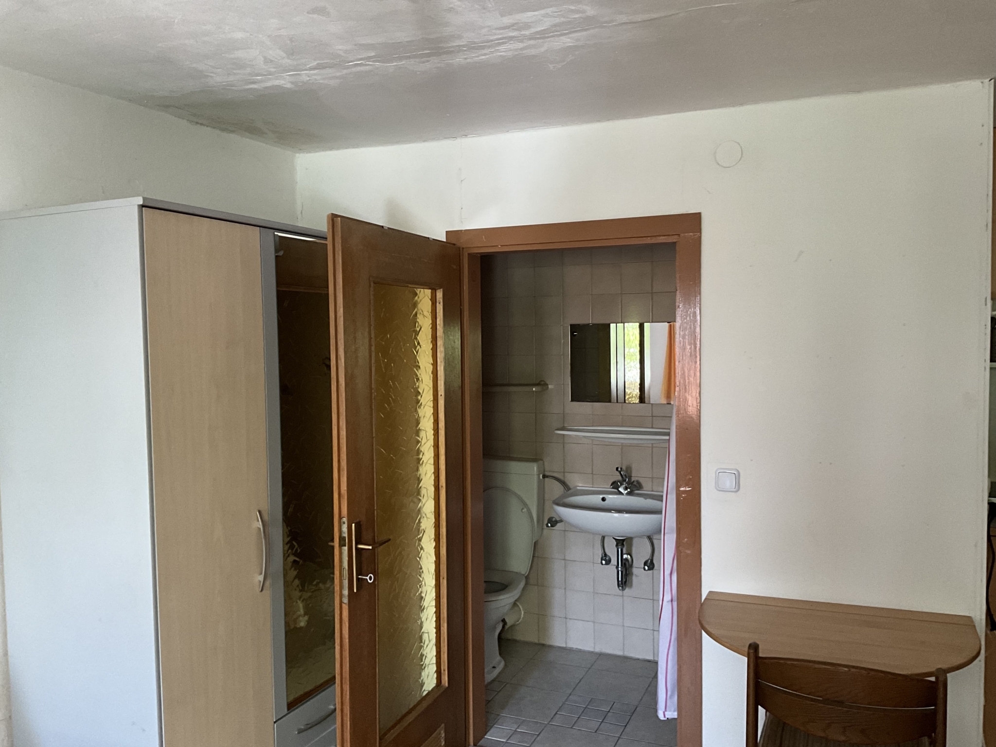 Innenbereiche des Zimmers mit Blick auf das Badezimmer