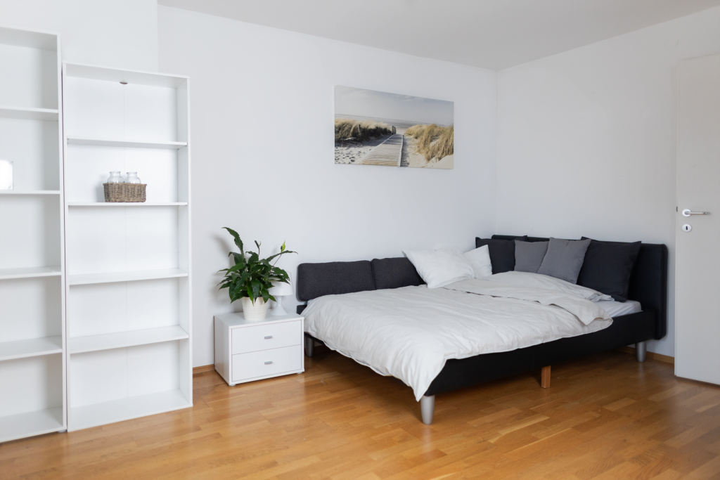 Studentenzimmer mit Bett, Nachtkästchen und Schrank