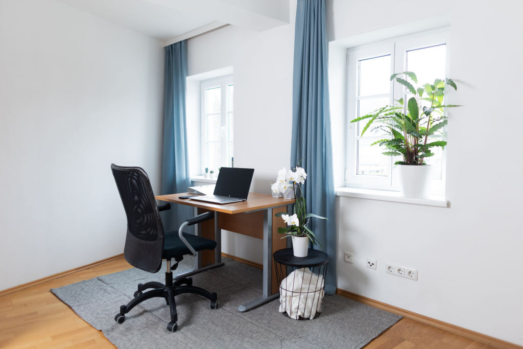 Studentenzimmer mit Blick auf den Schreibtisch