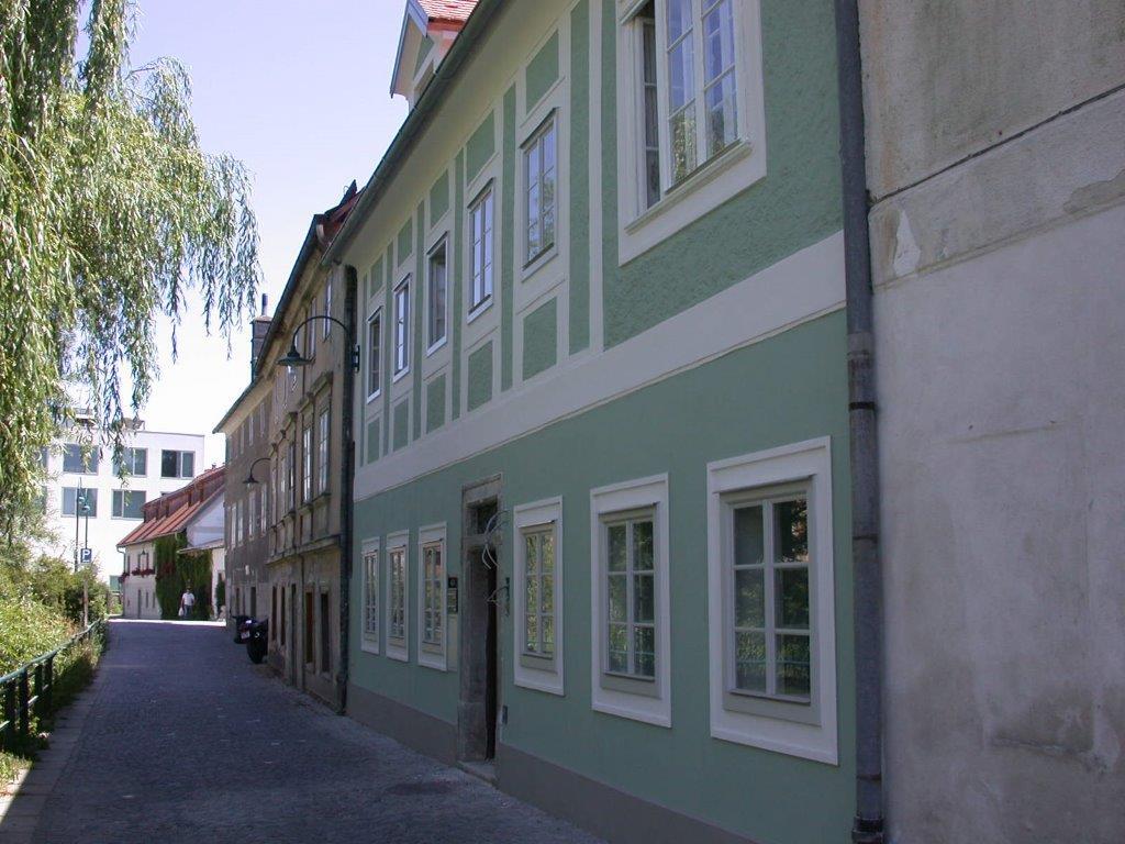 Straßenansicht auf das Wohngebäude, in dem sich die Studentenzimmer befinden