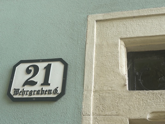 Hausschild in der Wehrgrabengasse 21 in Steyr