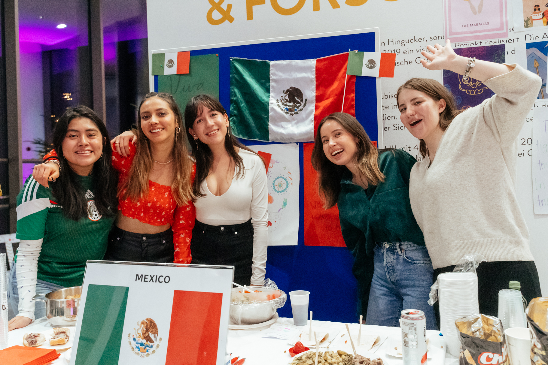 Essensstand von mexikanischen Studenten mit traditionellen Speisen