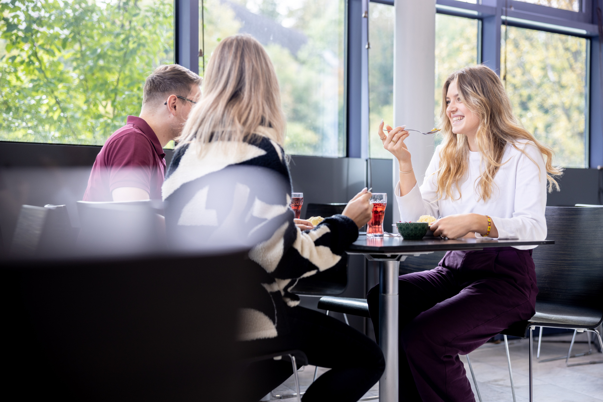 Studenten beim Mittagessen in der Mensa