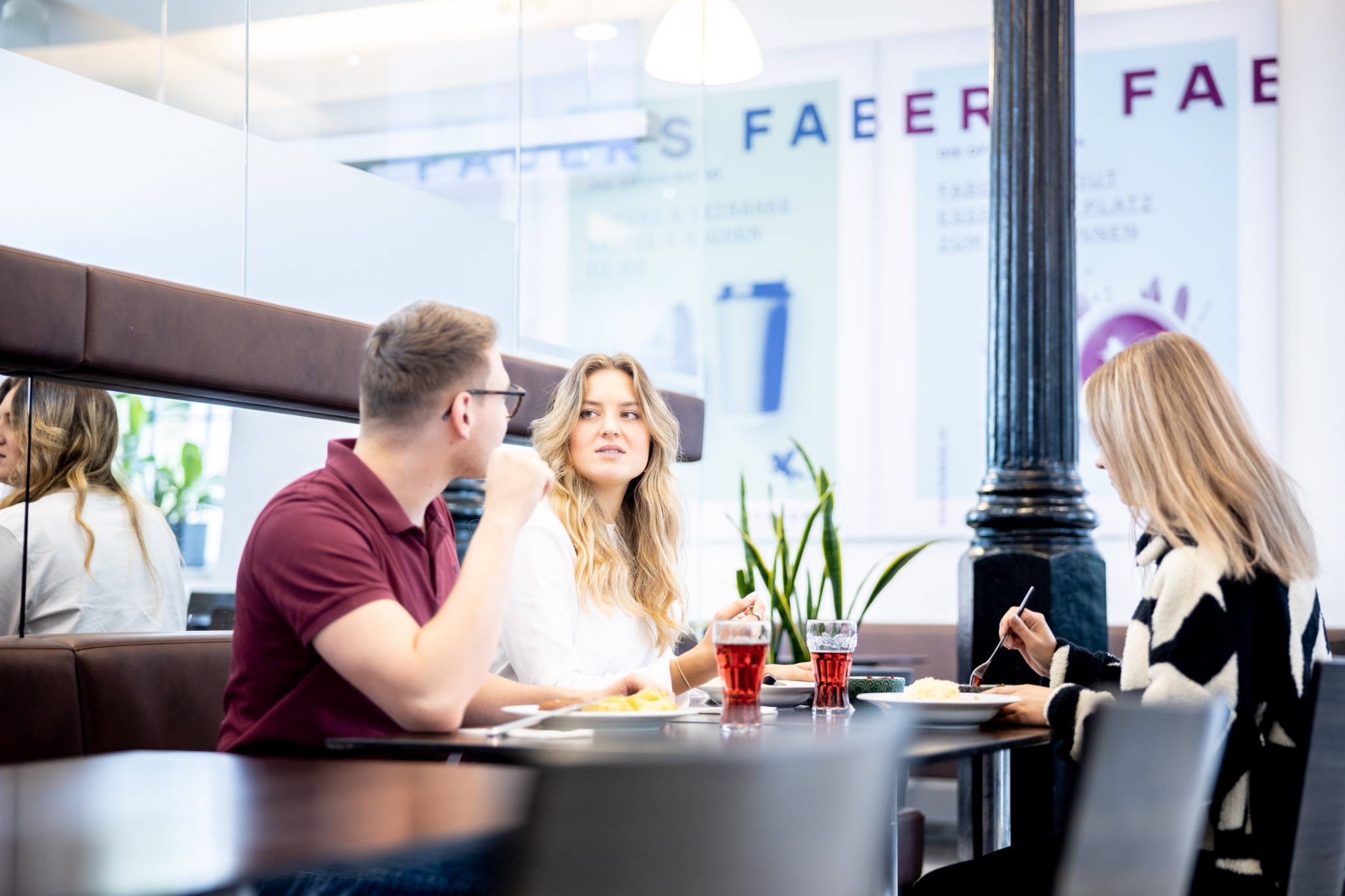 Studenten beim Essen in der Mensa