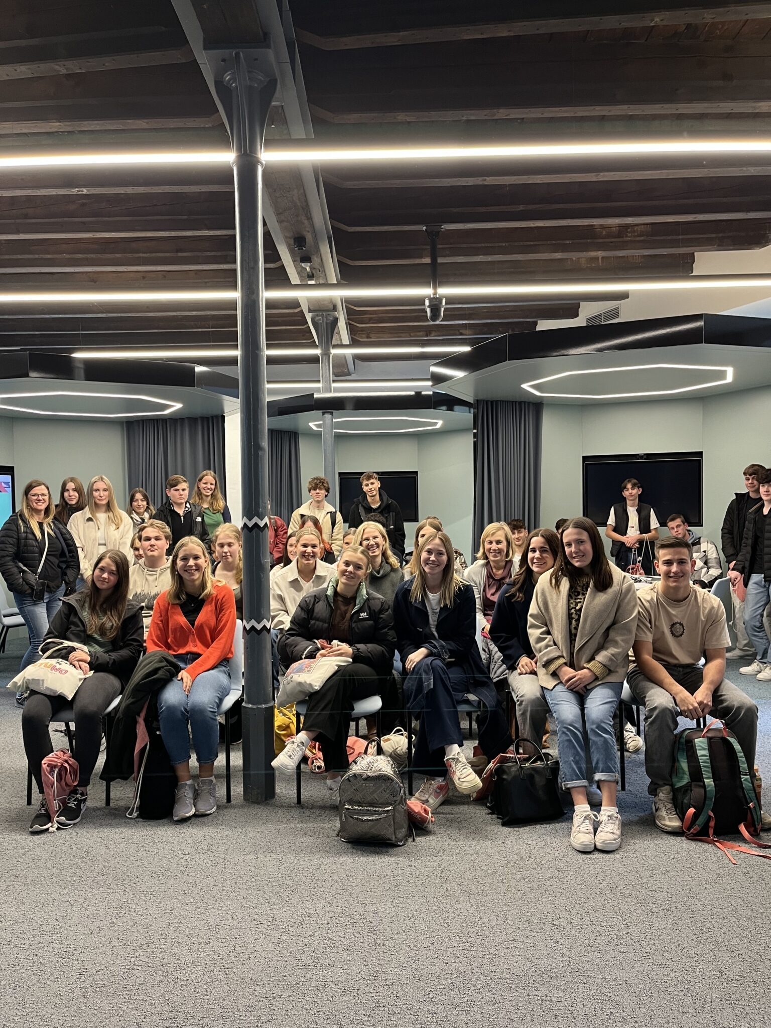 Foto einer Schulgruppe im DigiSpace während eines Besuchs am Campus Steyr.